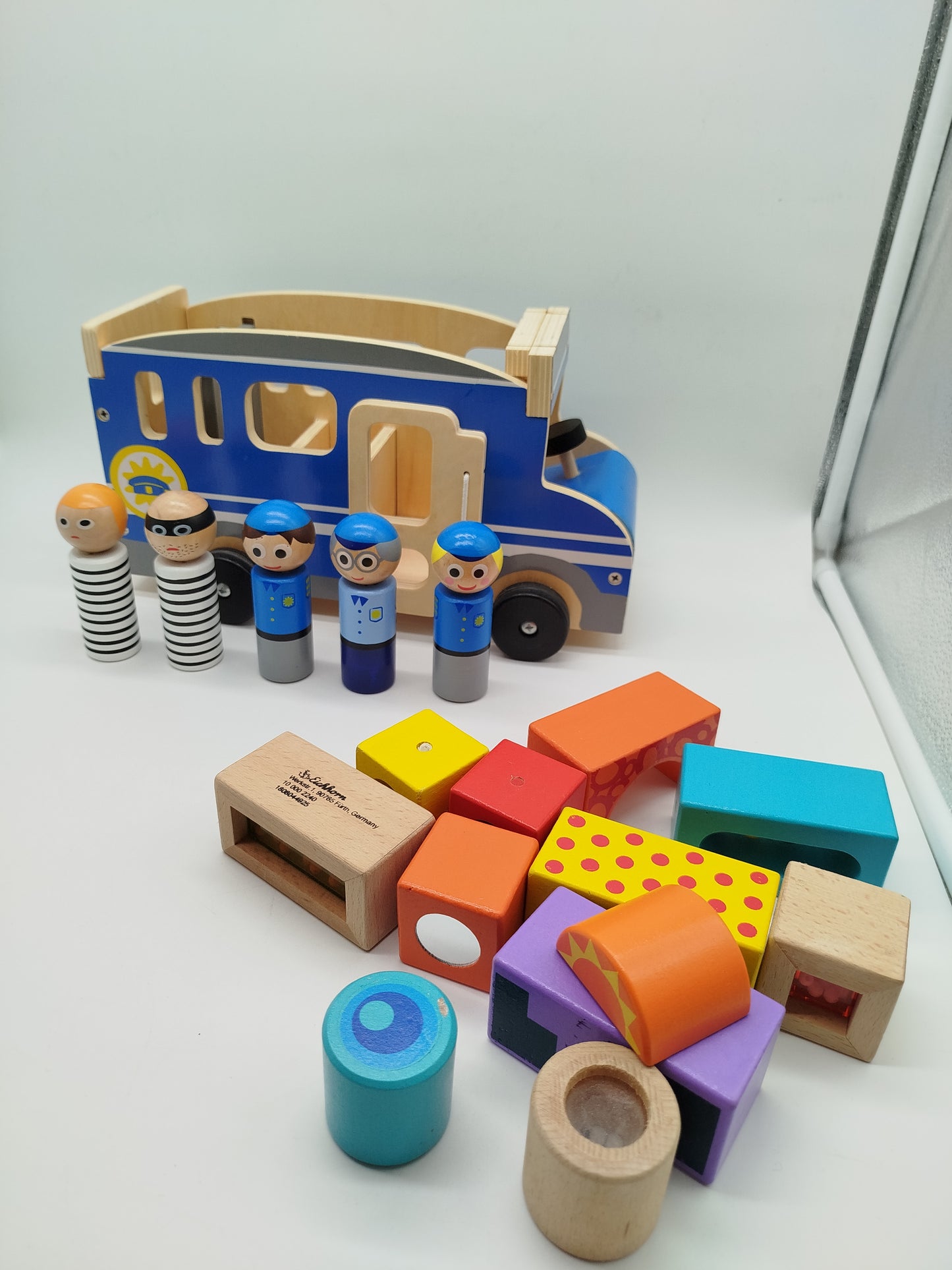 Small Foot Holzspielzeug - Polizeiauto mit 5 Figuren und Bausteinen