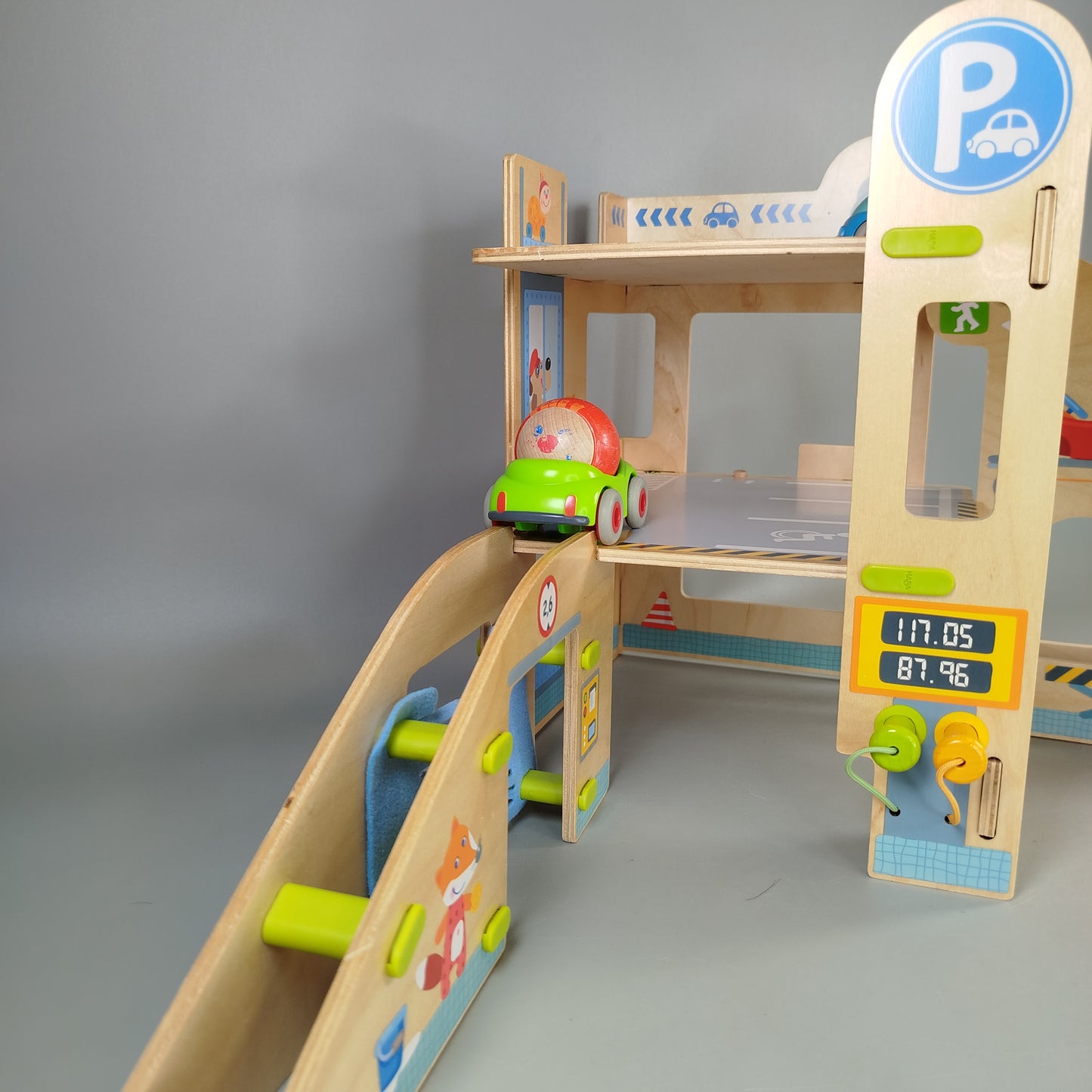 Haba Holzspielzeug Parkgarage Set, mit 2 Autos, wie neu