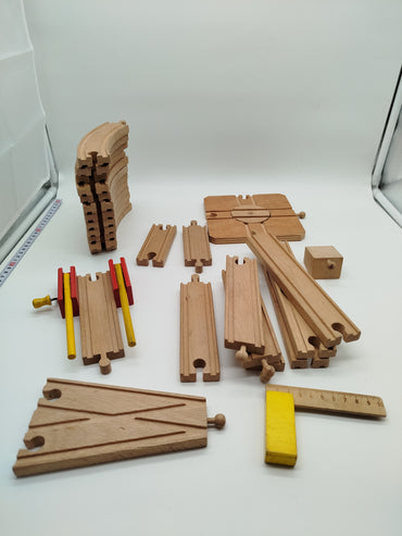 Holzspielzeug Zugspielset – Schienen & Gebäude, Set von 20+ Teilen