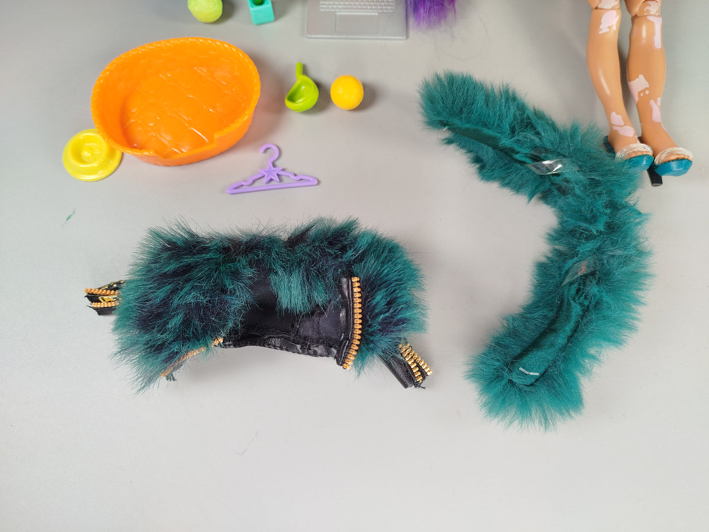 Modepuppen und Zubehör Set – 2 Puppen und Tierfigur, gut