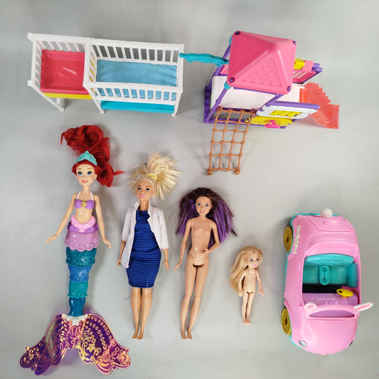 Puppenhaus & Figuren Konvolut - Spielplatz, Puppen, Auto, bunt gemischt