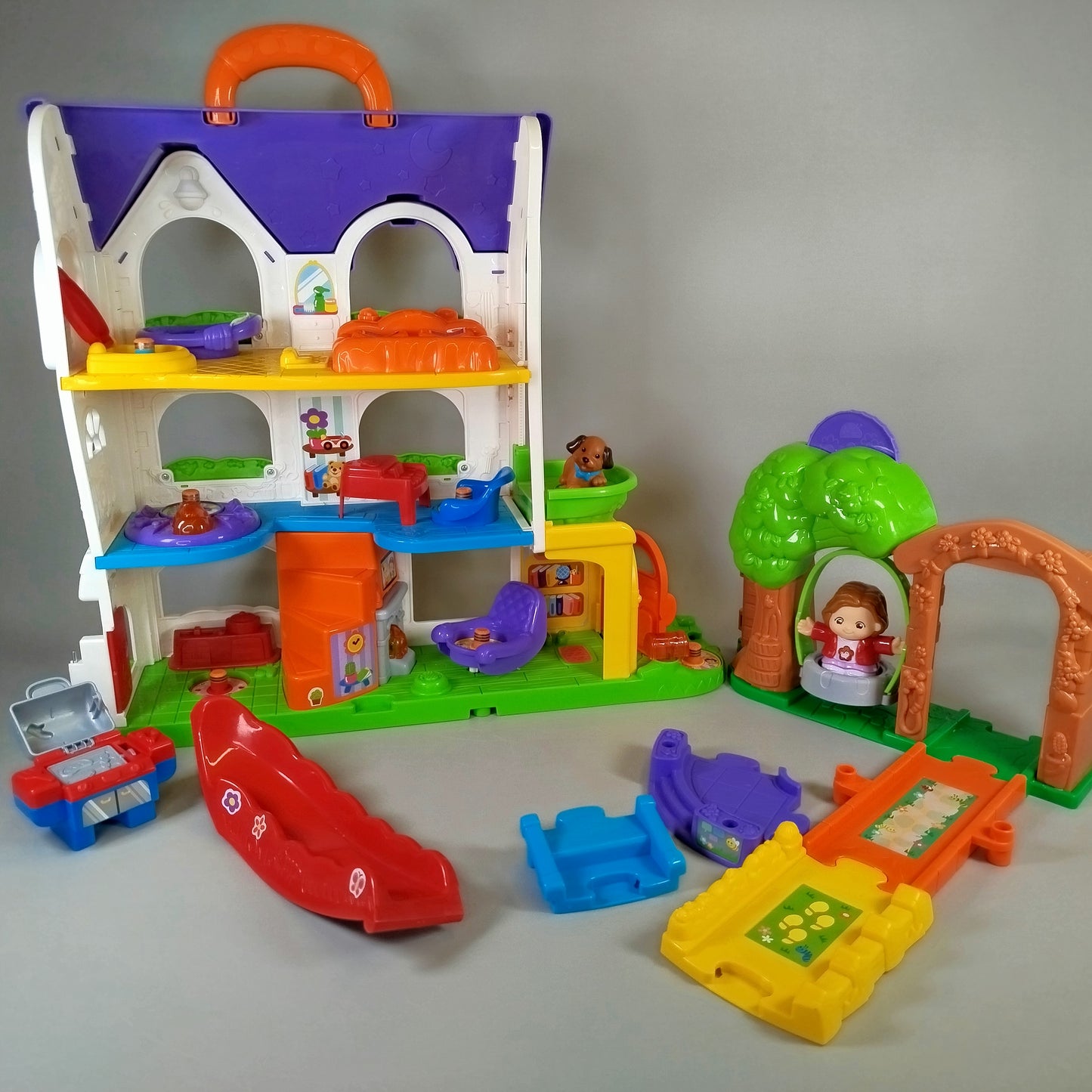 Interaktives Spielhaus mit Spielfigur & Rutsche