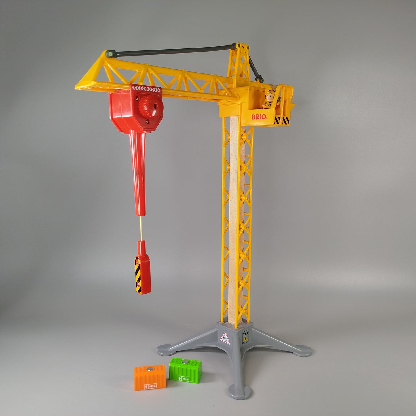 BRIO Holzspielzeug-Kran Set mit 2 Containern, Bauarbeiterfigur
