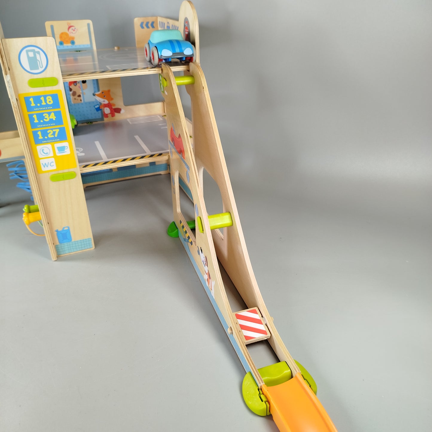 Haba Holzspielzeug Parkgarage Set, mit 2 Autos, wie neu