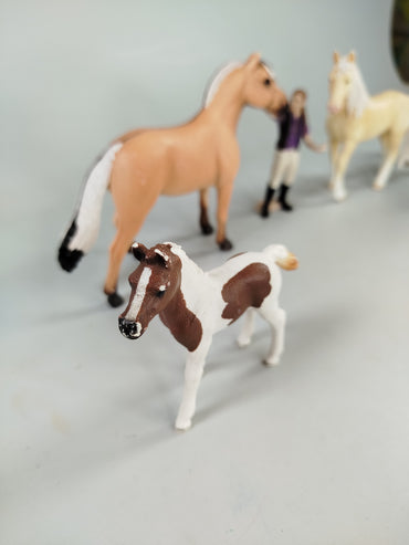 Schleich Reiterhof Set mit Pferden und Reiterin – 5 Figuren