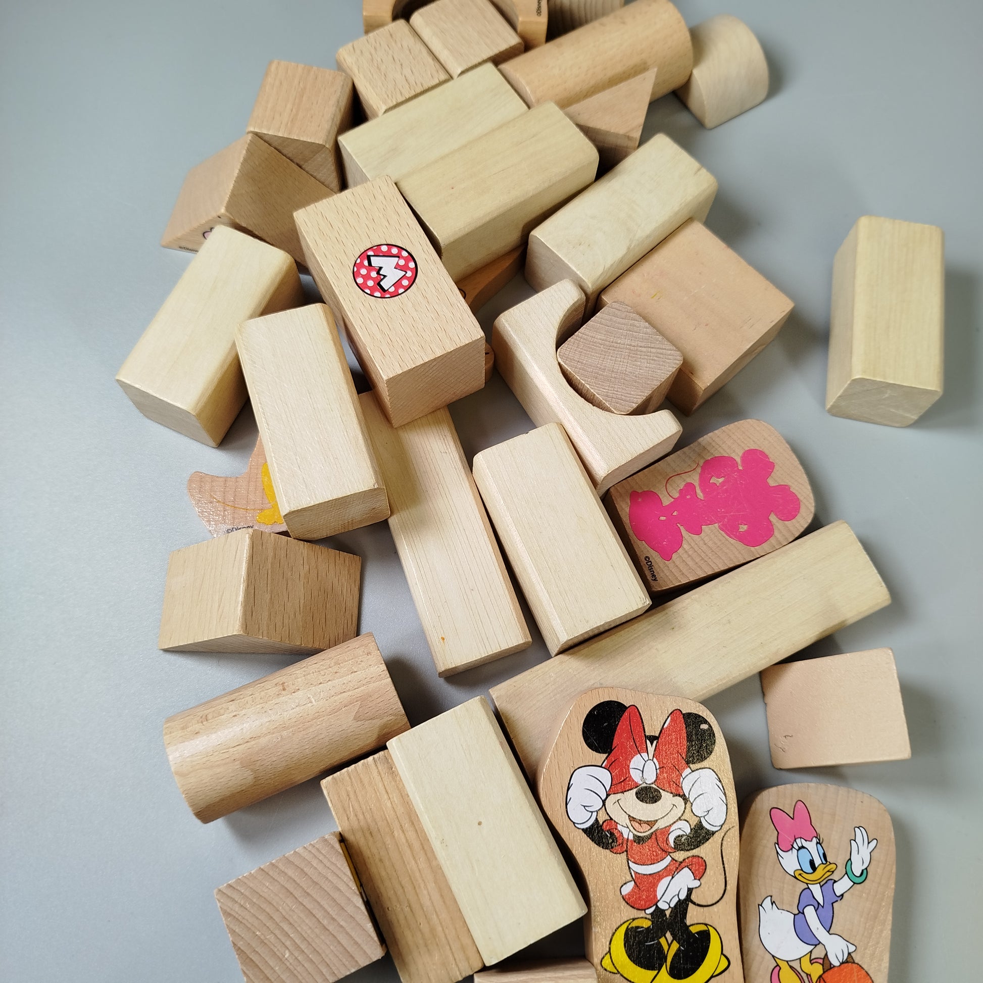 Bunte Holzbausteine mit Motiven und Zahlen – Set