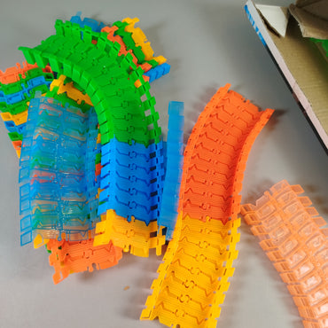 Flexibles Magic Tracks Rennbahnset - 220 Teile, leuchtet im Dunkeln