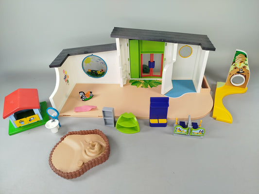 Playmobil Kindertagesstätte Spielset – mit Gebäude, Zubehör & 8 Figuren