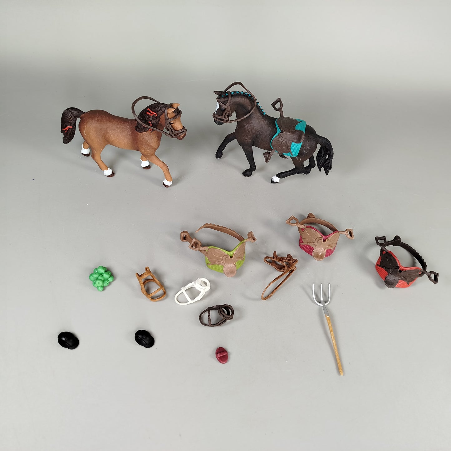 Schleich Pferde und Zubehör Set von 2, wie neu