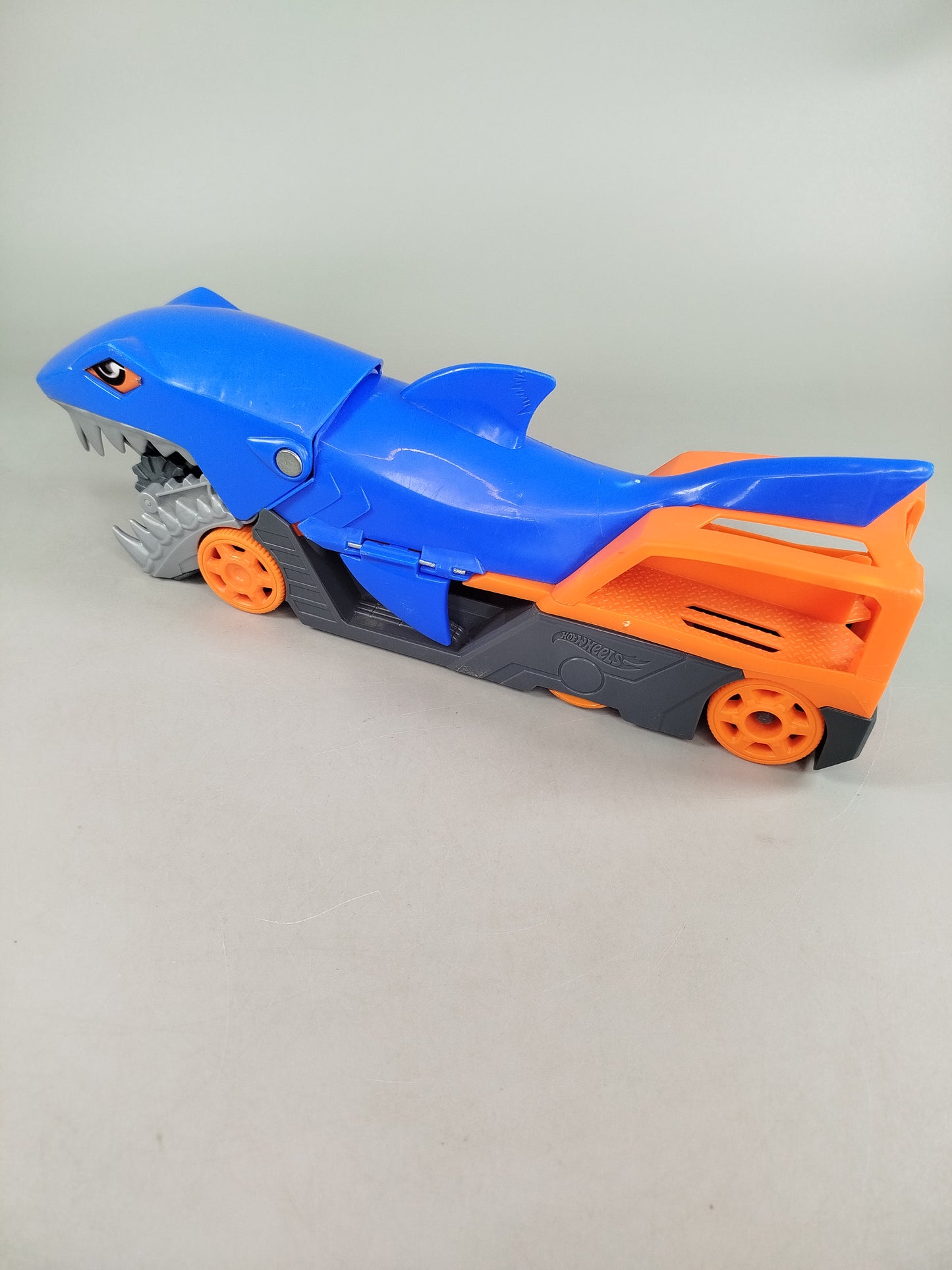 Hot Wheels Fahrzeug – Hai-Design Rennwagen