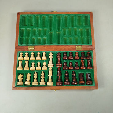 Reise-Schachspiel aus Holz mit Klappbrett