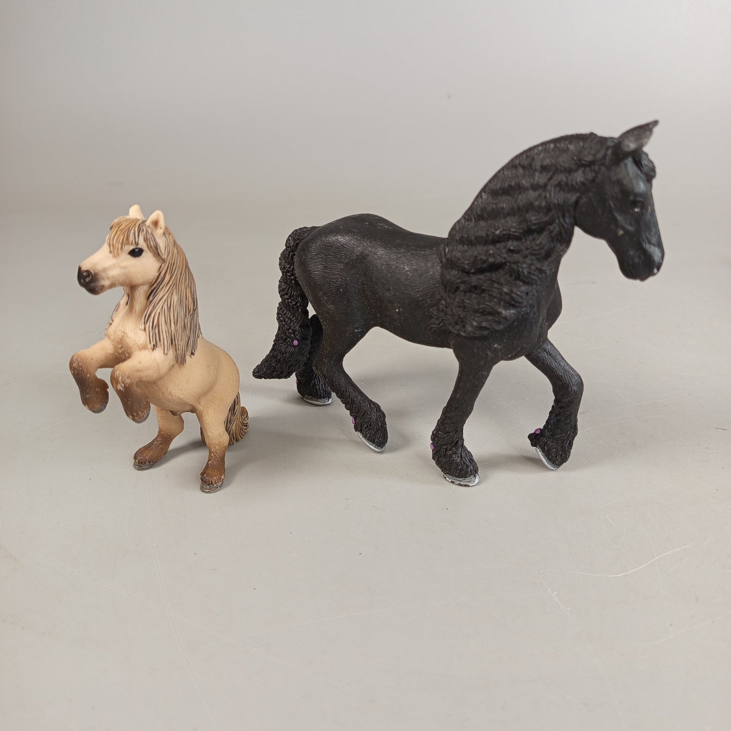 Pferdefiguren Set von 16 Tieren – realistische Spielfiguren