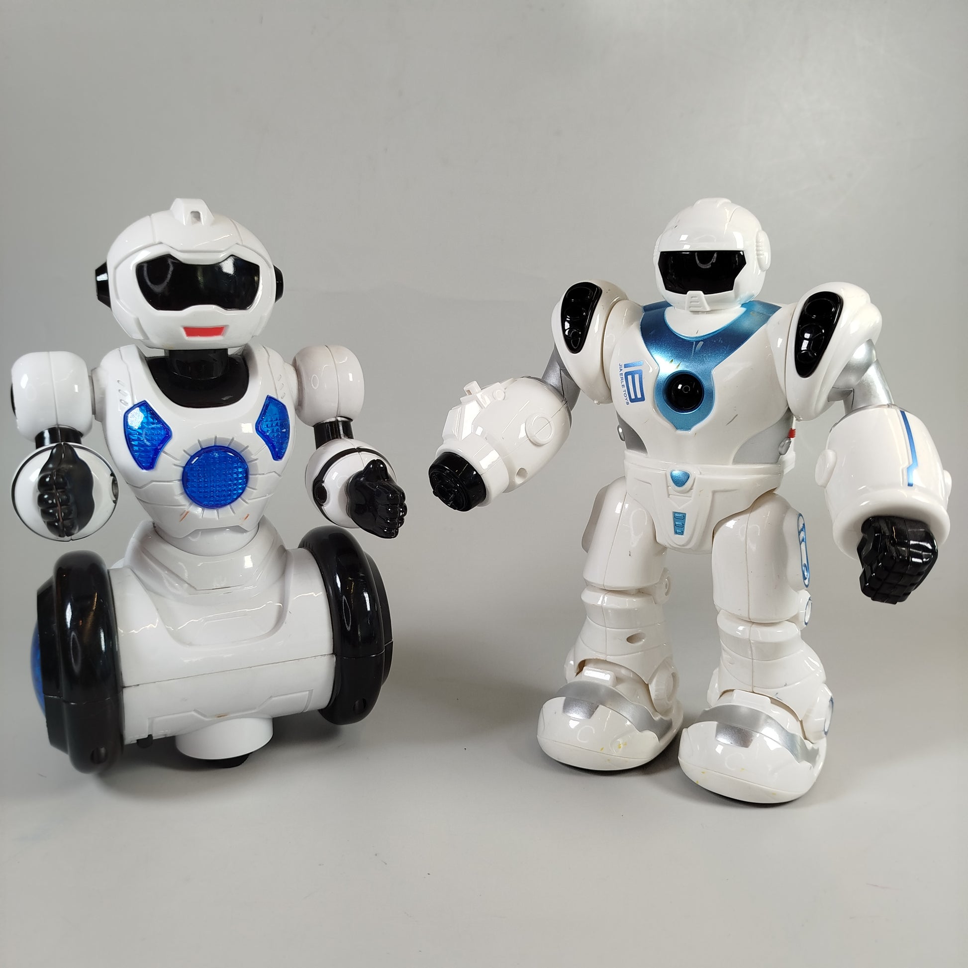 Diverse Set aus 2 interaktiven Roboterspielzeugen