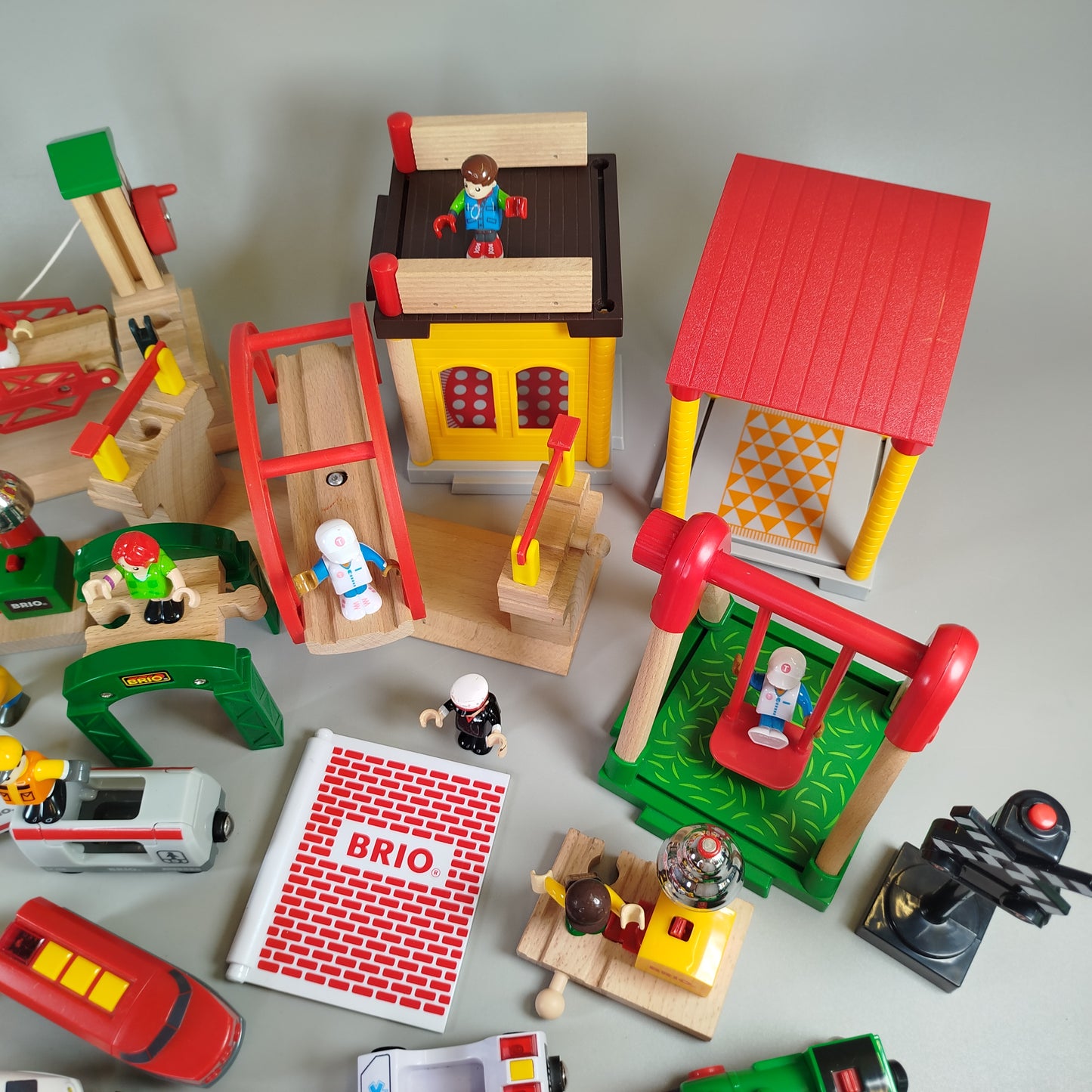 BRIO Holzspielzeug Konvolut- Züge, Häuser & Fahrzeuge