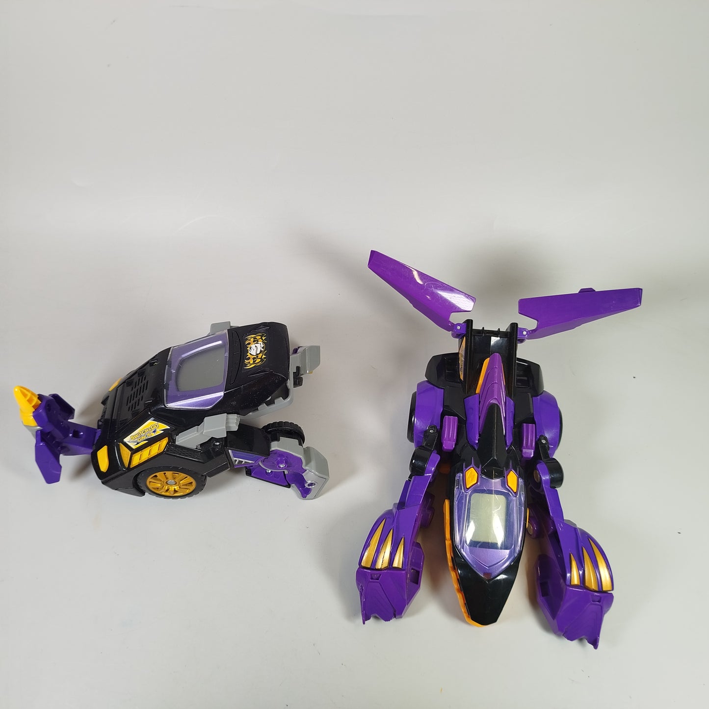 Fahrzeuge und Figuren - Set von 3