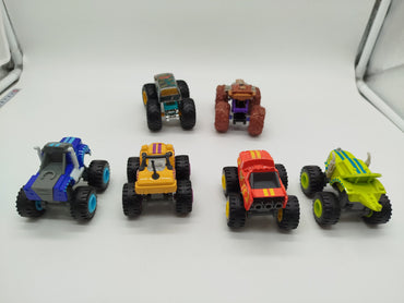 2 Hot Wheels Monster Trucks und 4 Mattel Monster Trucks - Set