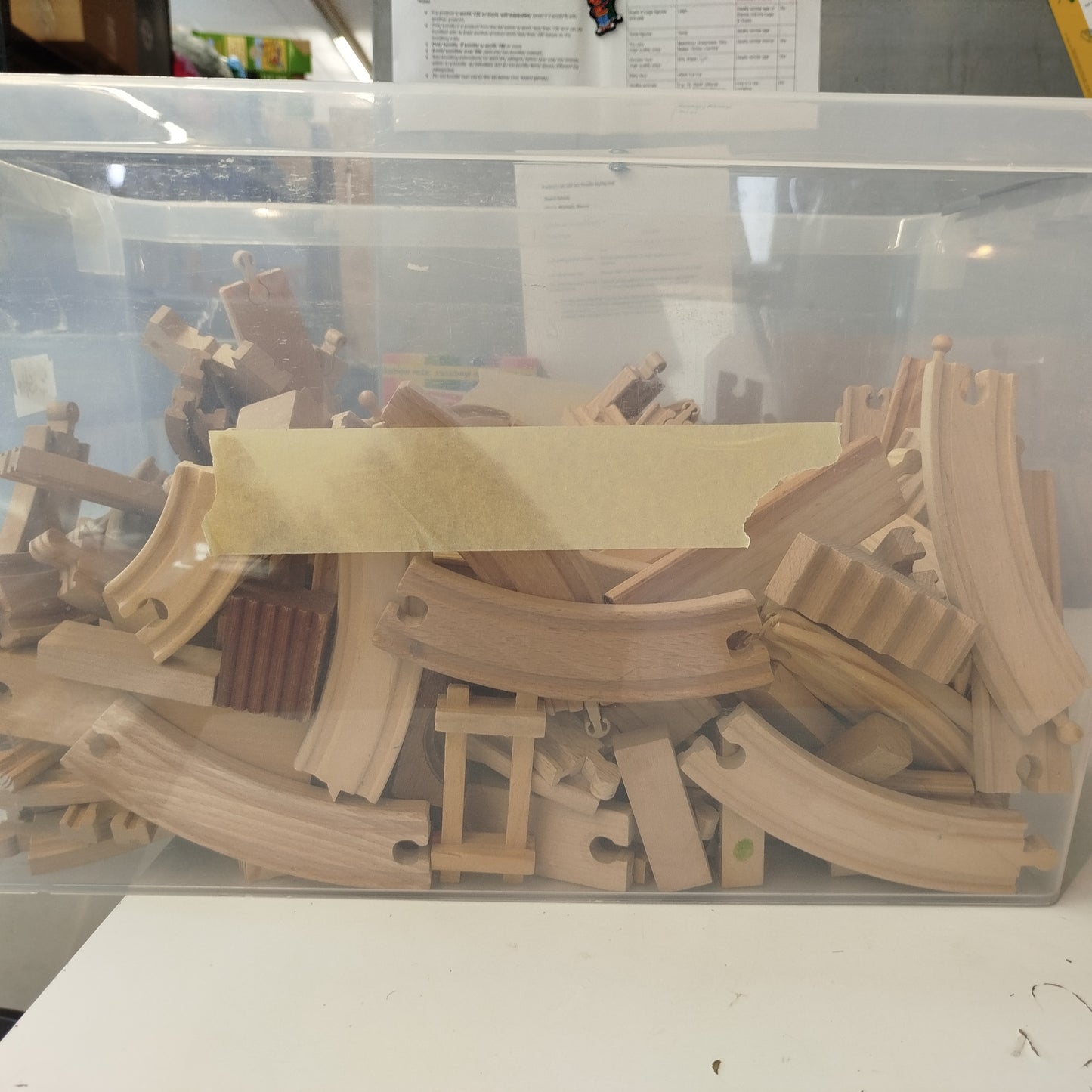 Brio Holzeisenbahn Set - Züge, Schienen & Gebäude, gebraucht