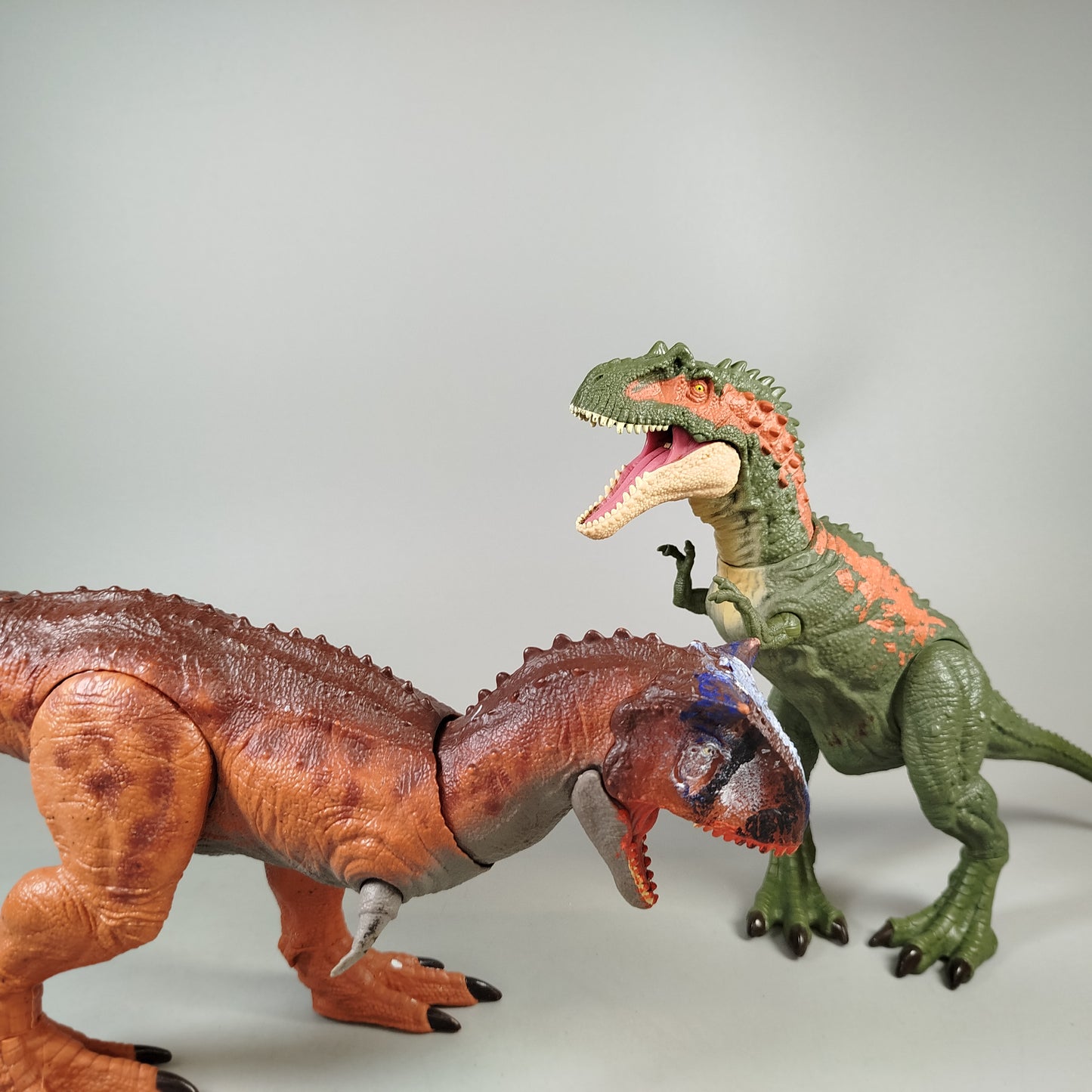 Mattel Jurassic World Set von 2 Dinosaurier Actionfiguren – Carnotaurus & Theropode