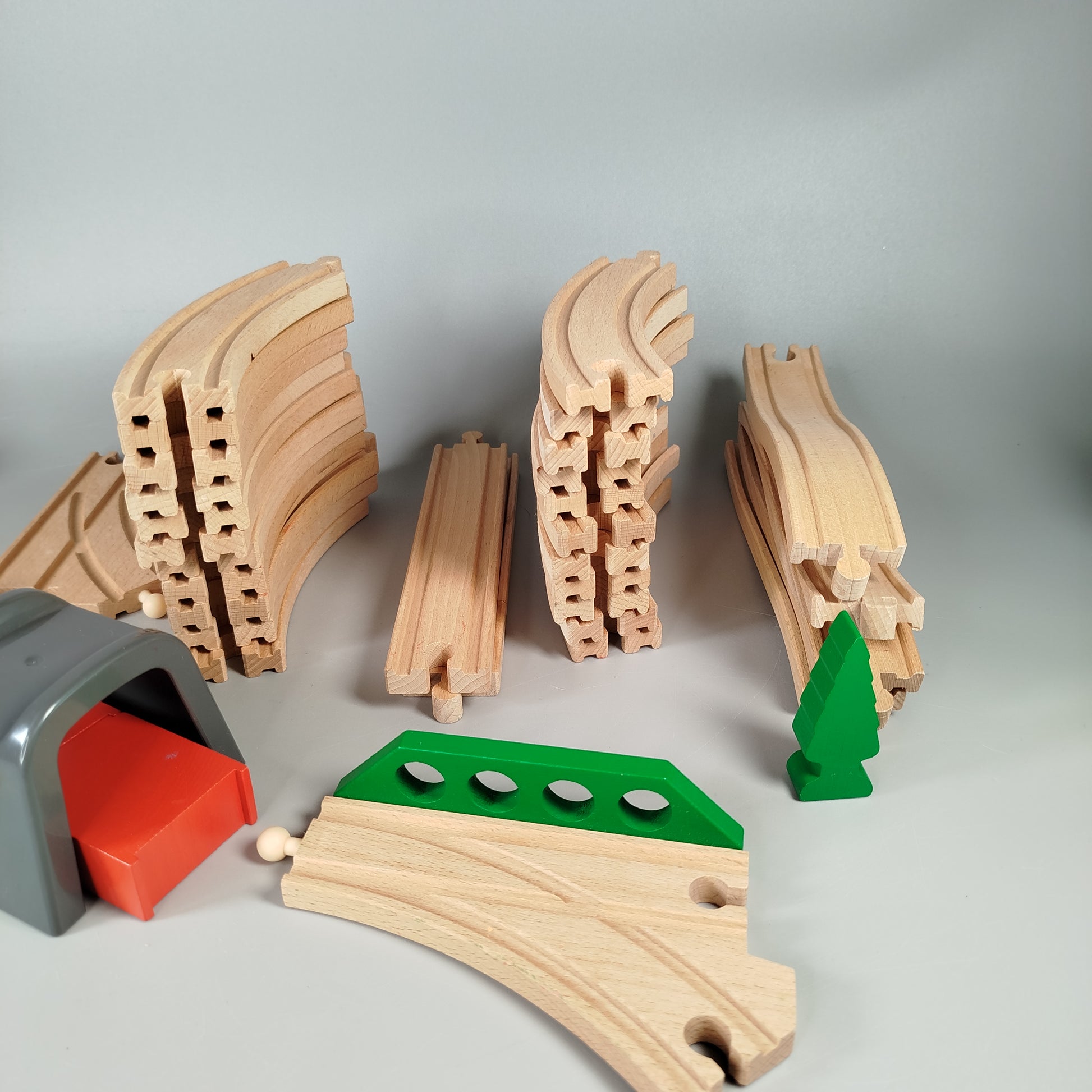 BRIO Holzeisenbahn Set – Schienen, Fahrzeuge, Zubehör