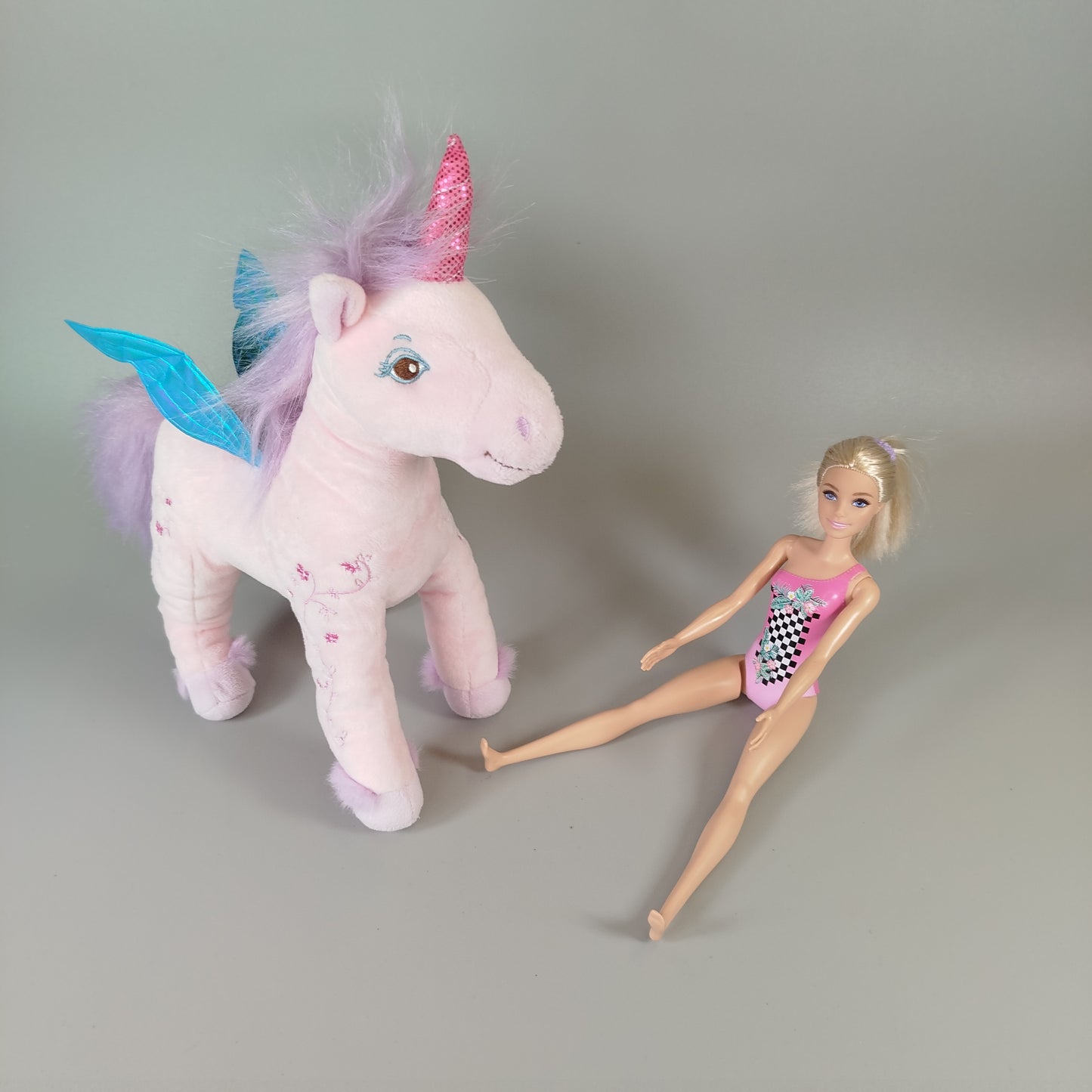 Die Spiegelburg Plüsch-Einhorn und Barbie Set