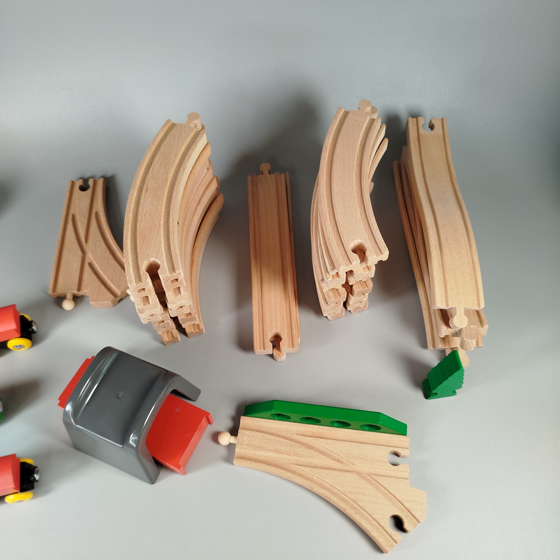 BRIO Holzeisenbahn Set – Schienen, Fahrzeuge, Zubehör