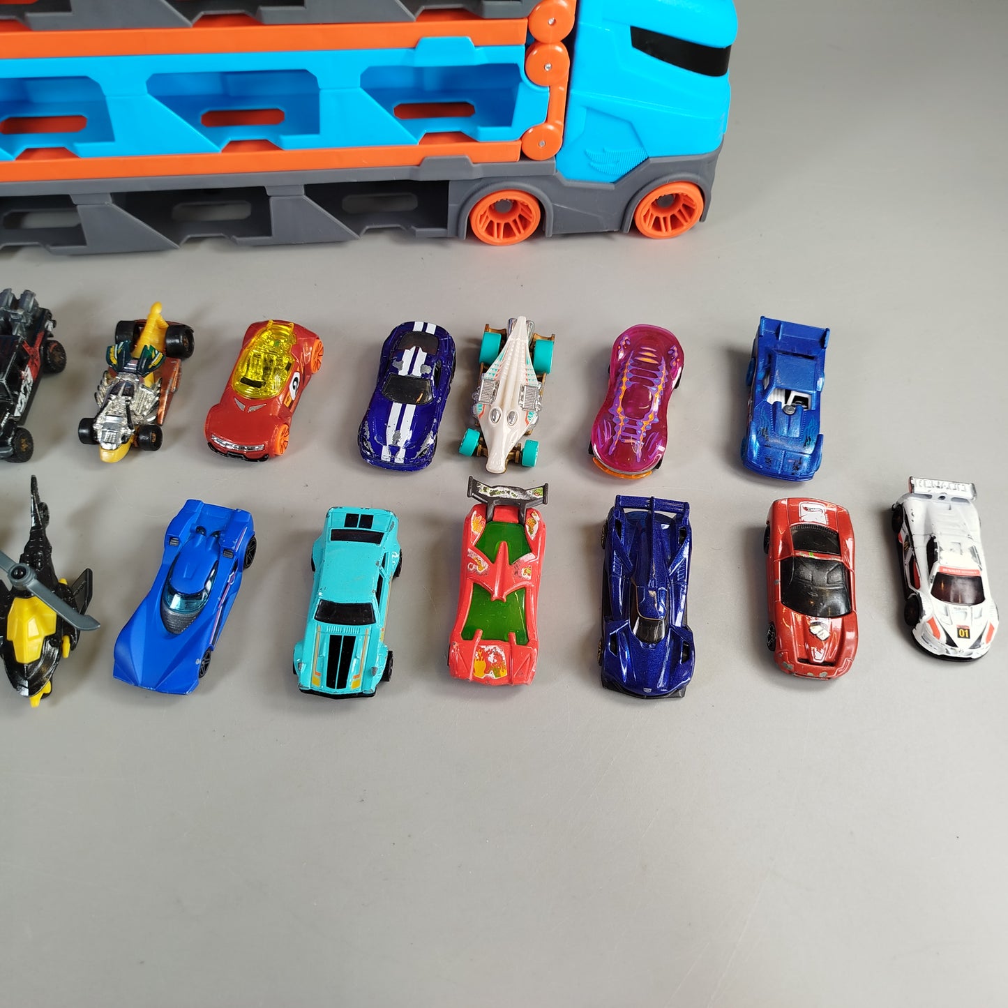 Hot Wheels Transporter & Rennstrecke Set mit 21 Autos, gut