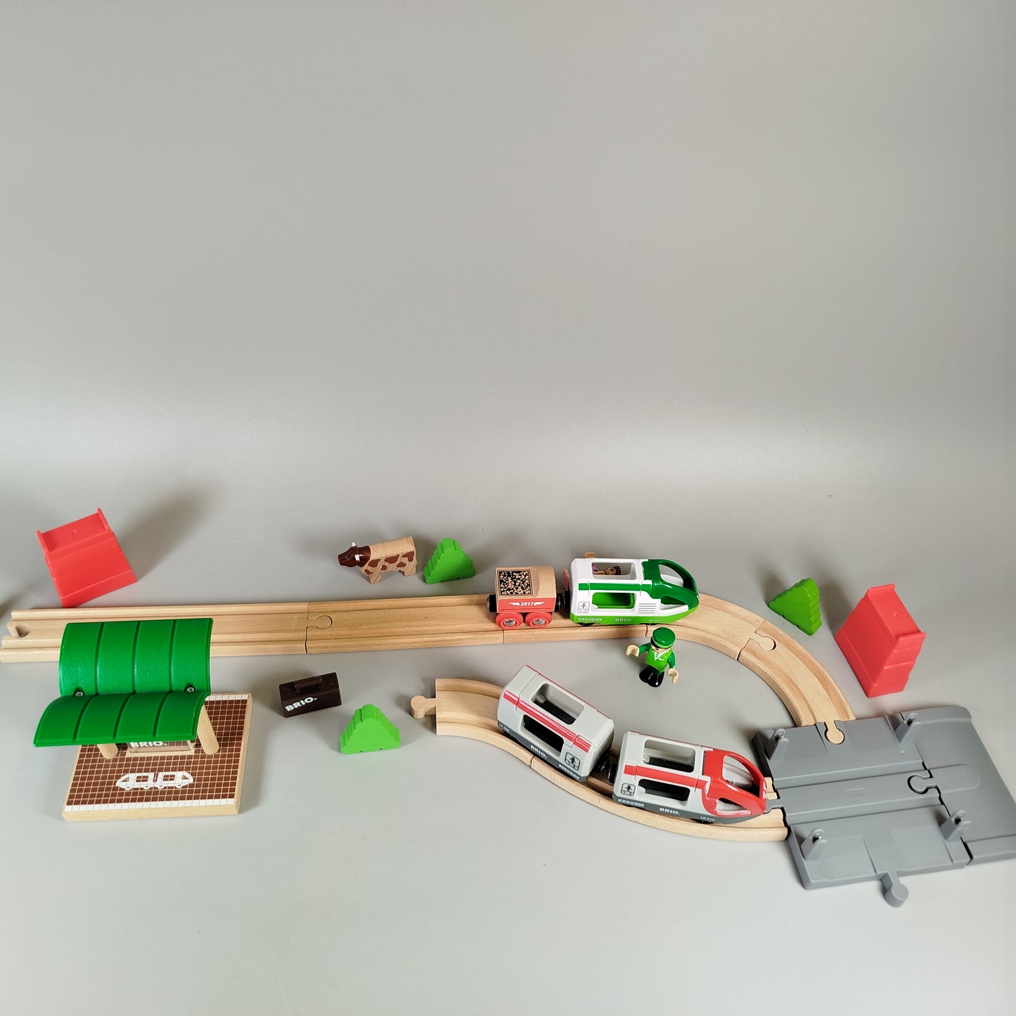 BRIO Holzeisenbahn Set – Züge, Schienen, Figuren & Zubehör