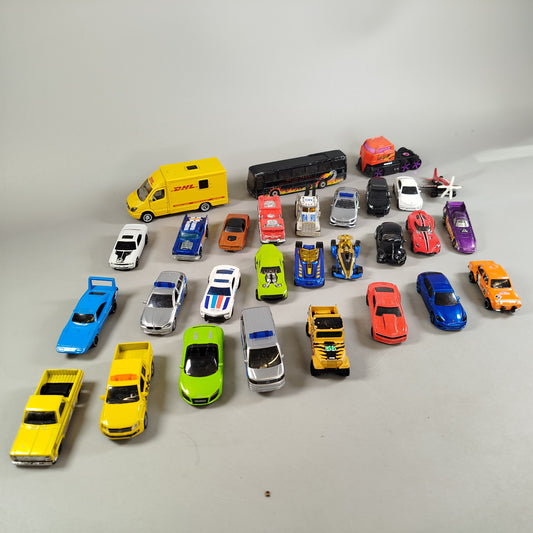 Hot Wheels, Siku & Mattel Fahrzeug-Konvolut – 30 Autos, Lkw & Busse aus Metall