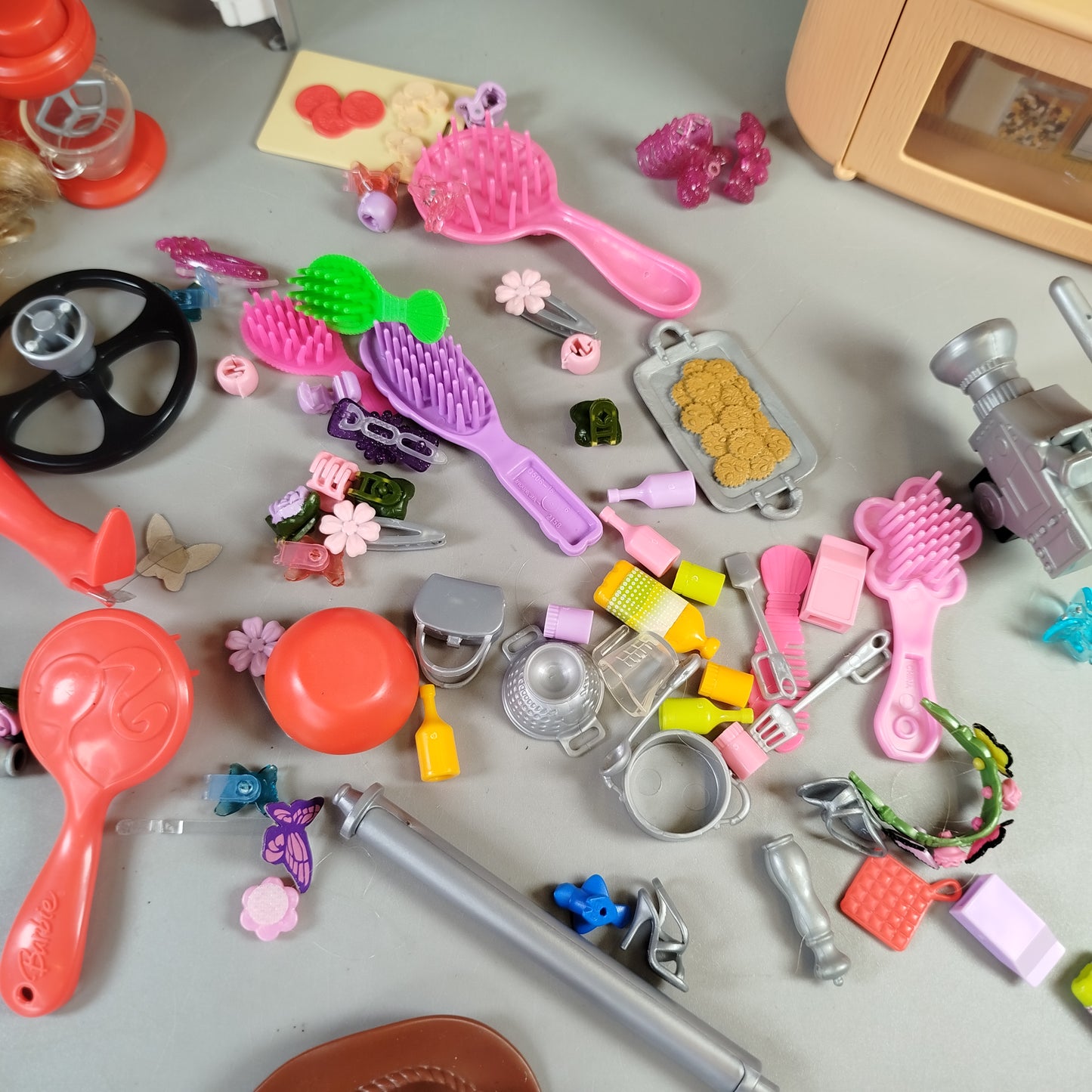 Mattel Barbie Puppen Set - Feenflügel, Miniatur-Küche, Zubehör