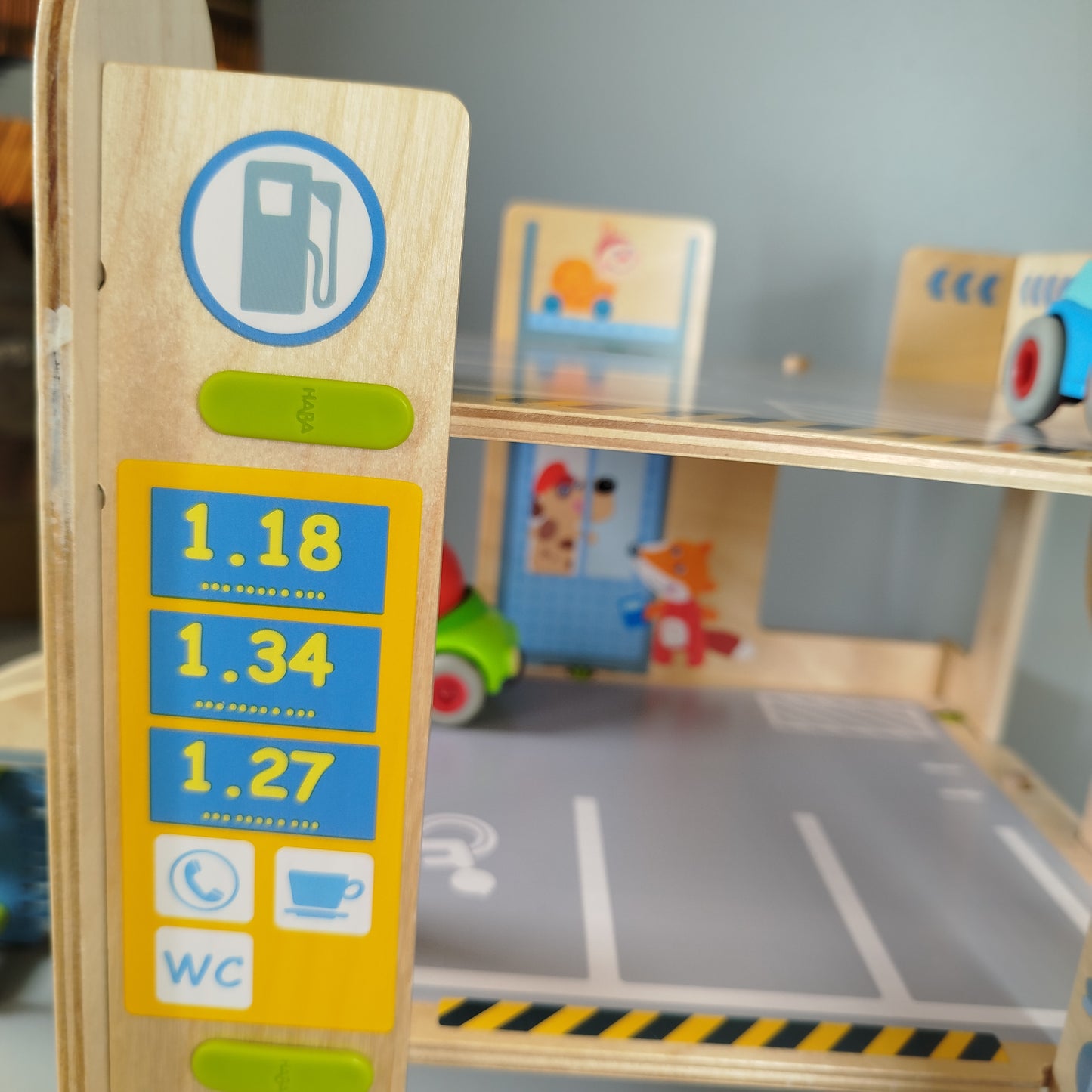 Haba Holzspielzeug Parkgarage Set, mit 2 Autos, wie neu