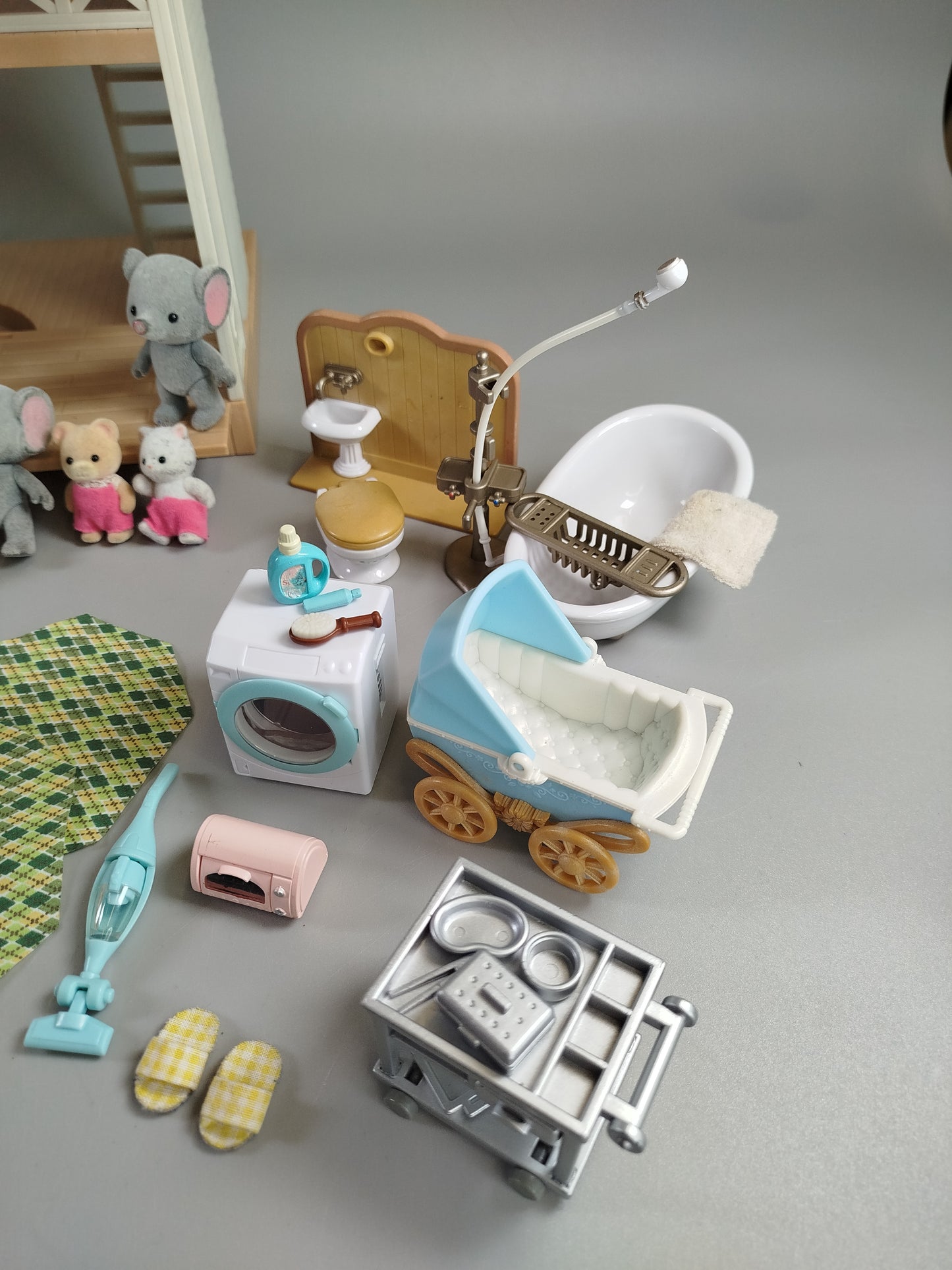 Sylvanian Families Riverside Lodge Haus mit Figuren, Möbeln, Zubehör