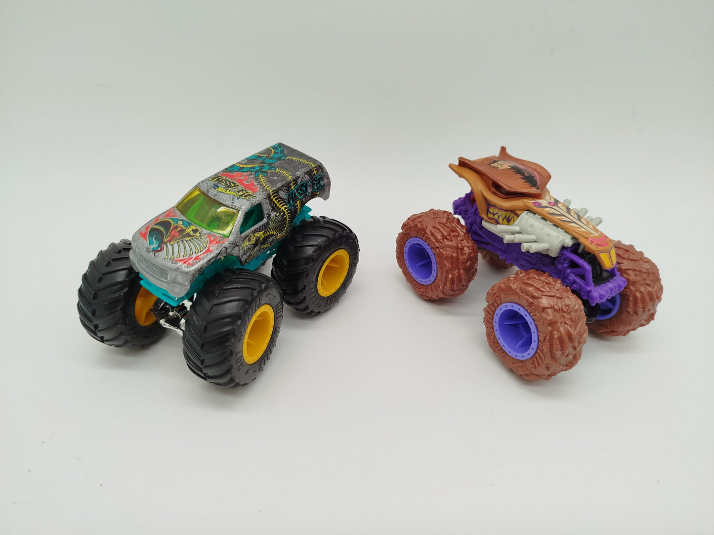 2 Hot Wheels Monster Trucks und 4 Mattel Monster Trucks - Set
