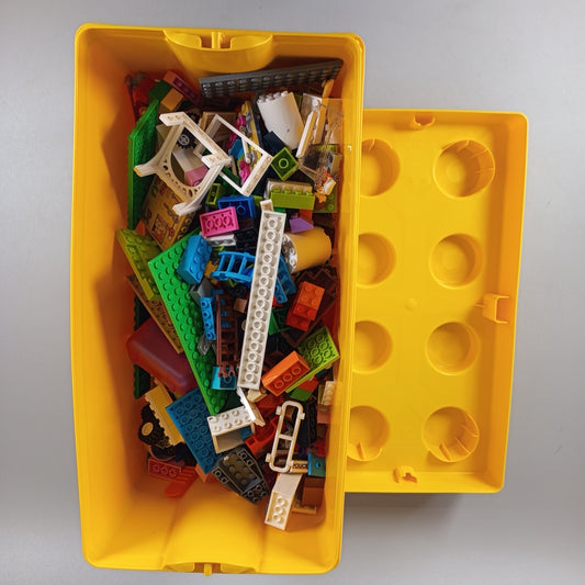 LEGO Konvolut ca. 2,3 kg – gemischte Steine in gelber Box