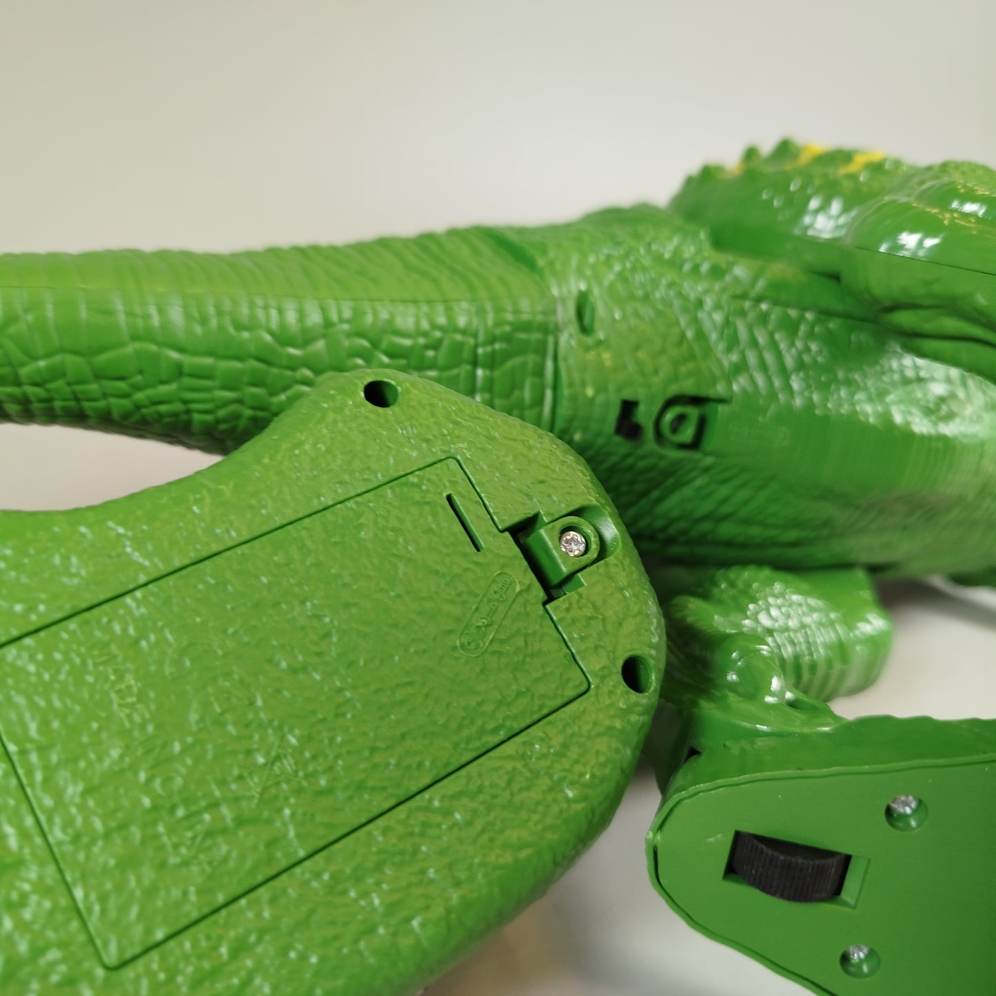 Ferngesteuerter T-Rex Dinosaurier – Realistische Bewegung, mit Controller