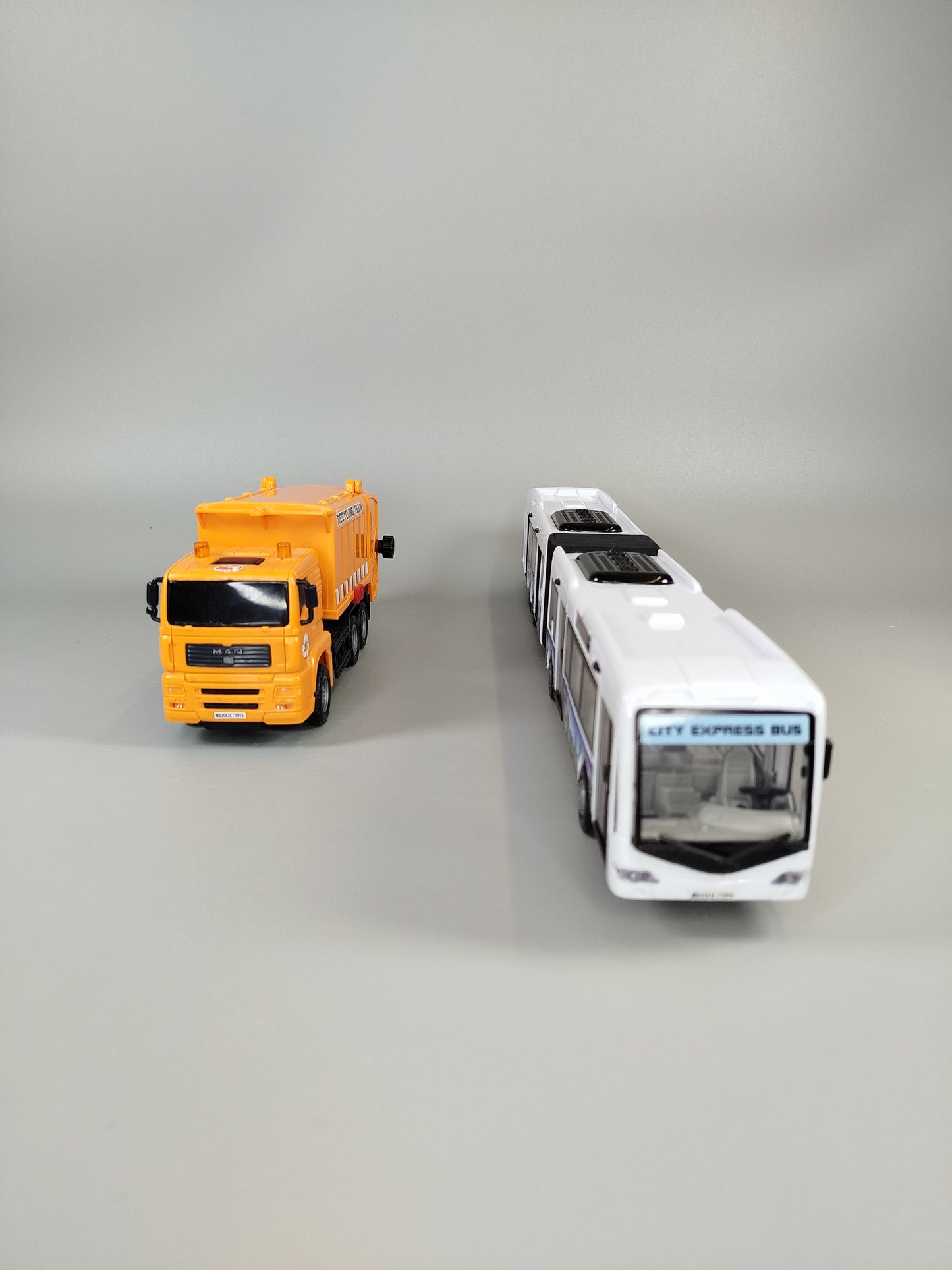 Spielzeugfahrzeuge - Gelenkbus und Recycling-LKW