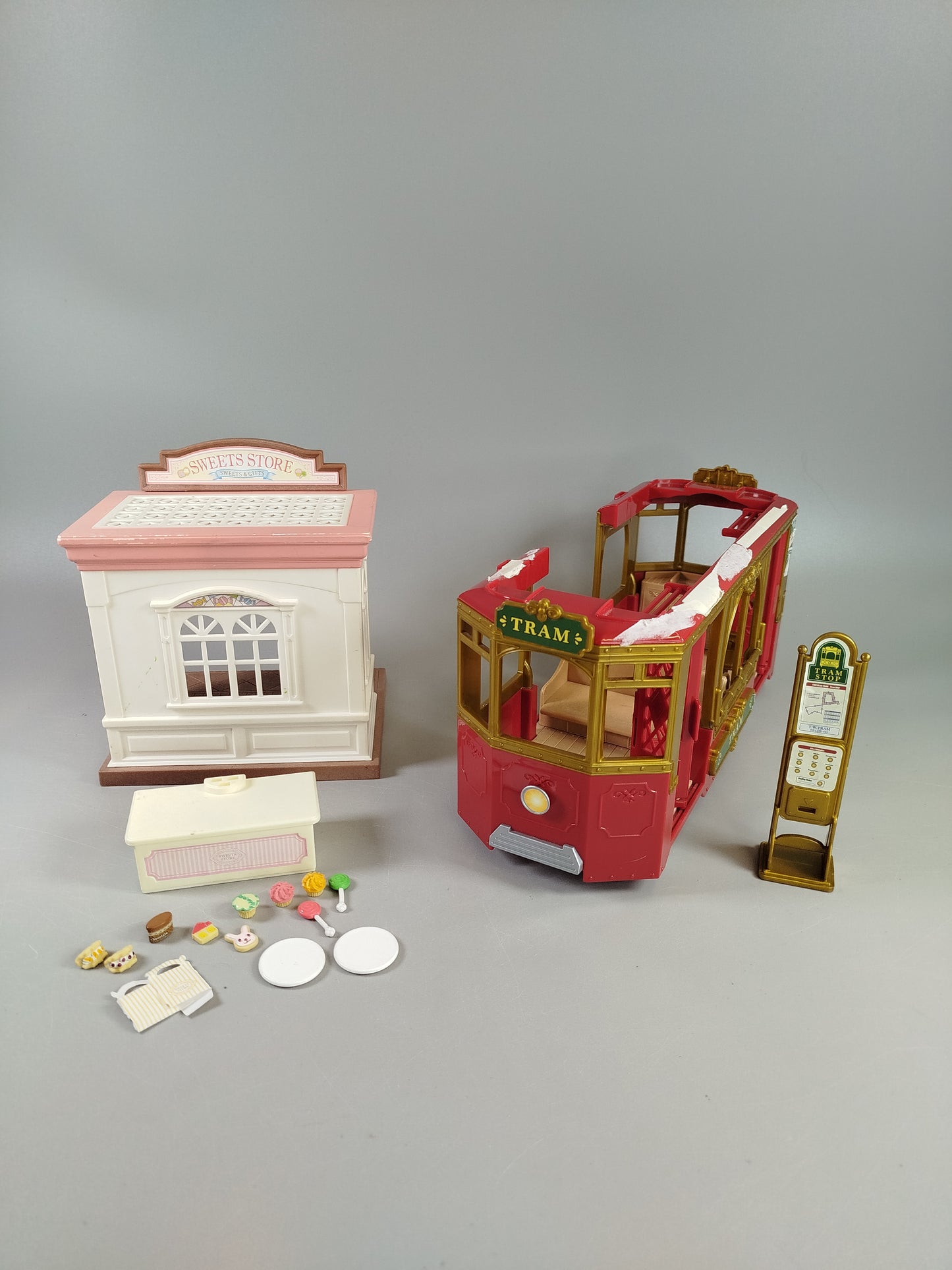 Sylvanian Families Set – Süßwarenladen 5051 & Stadtbahn 6007