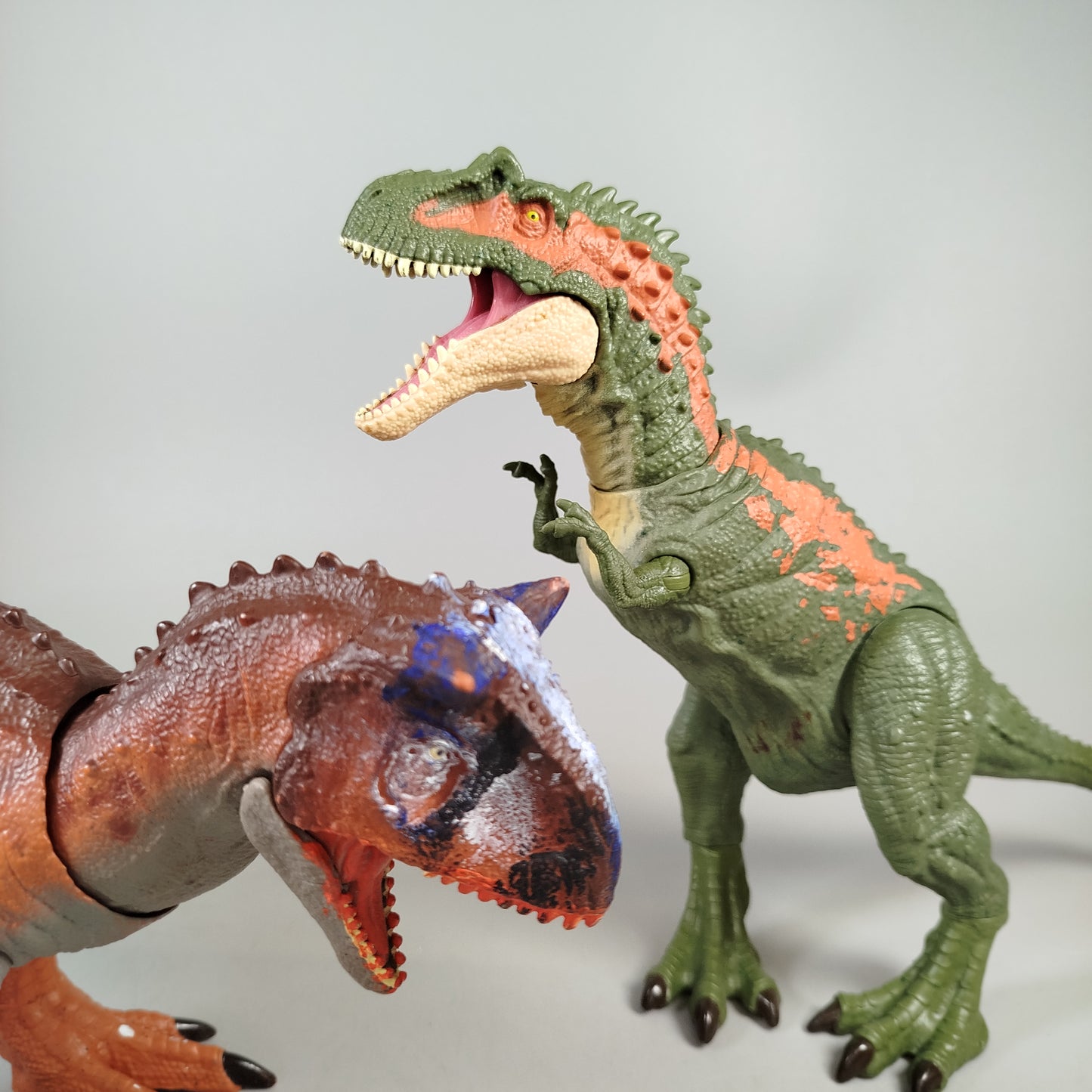 Mattel Jurassic World Set von 2 Dinosaurier Actionfiguren – Carnotaurus & Theropode
