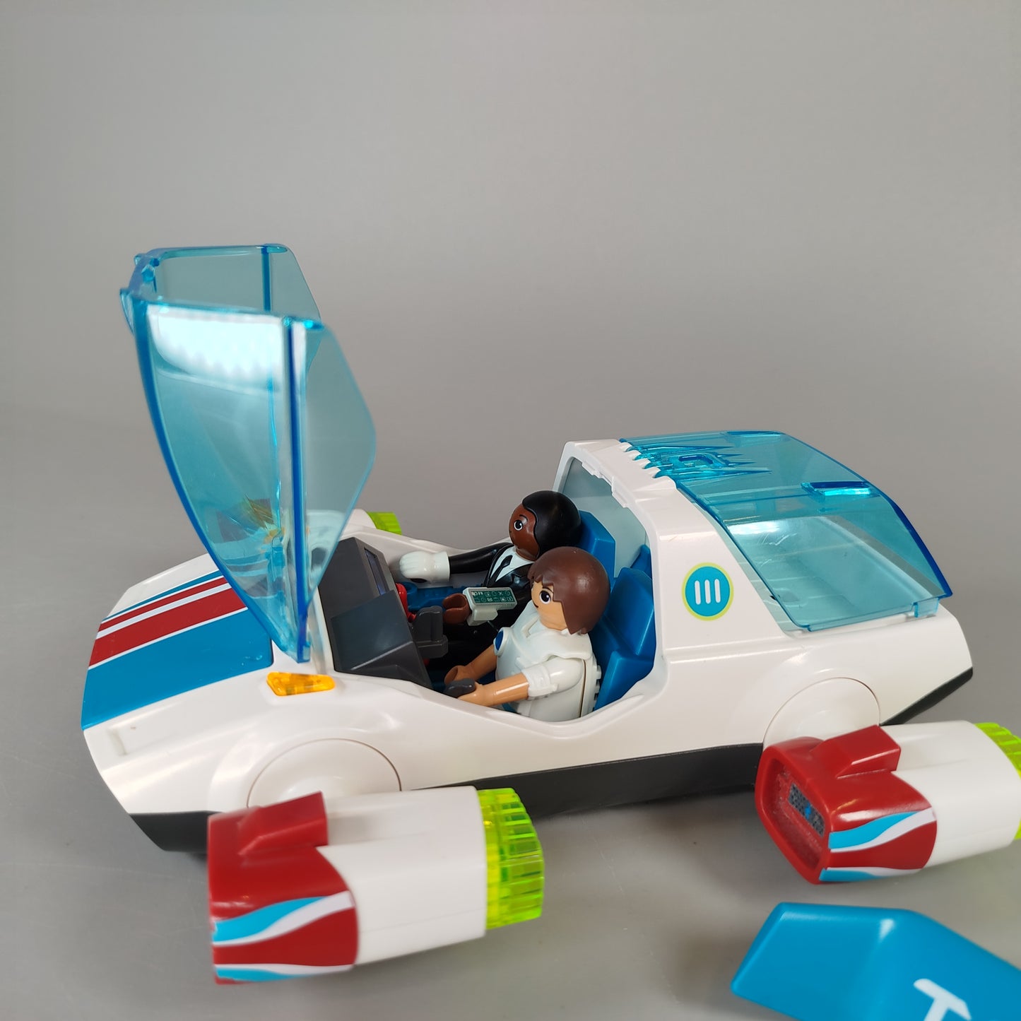 Futuristisches Sci-Fi Fahrzeug mit Figuren, gut erhalten