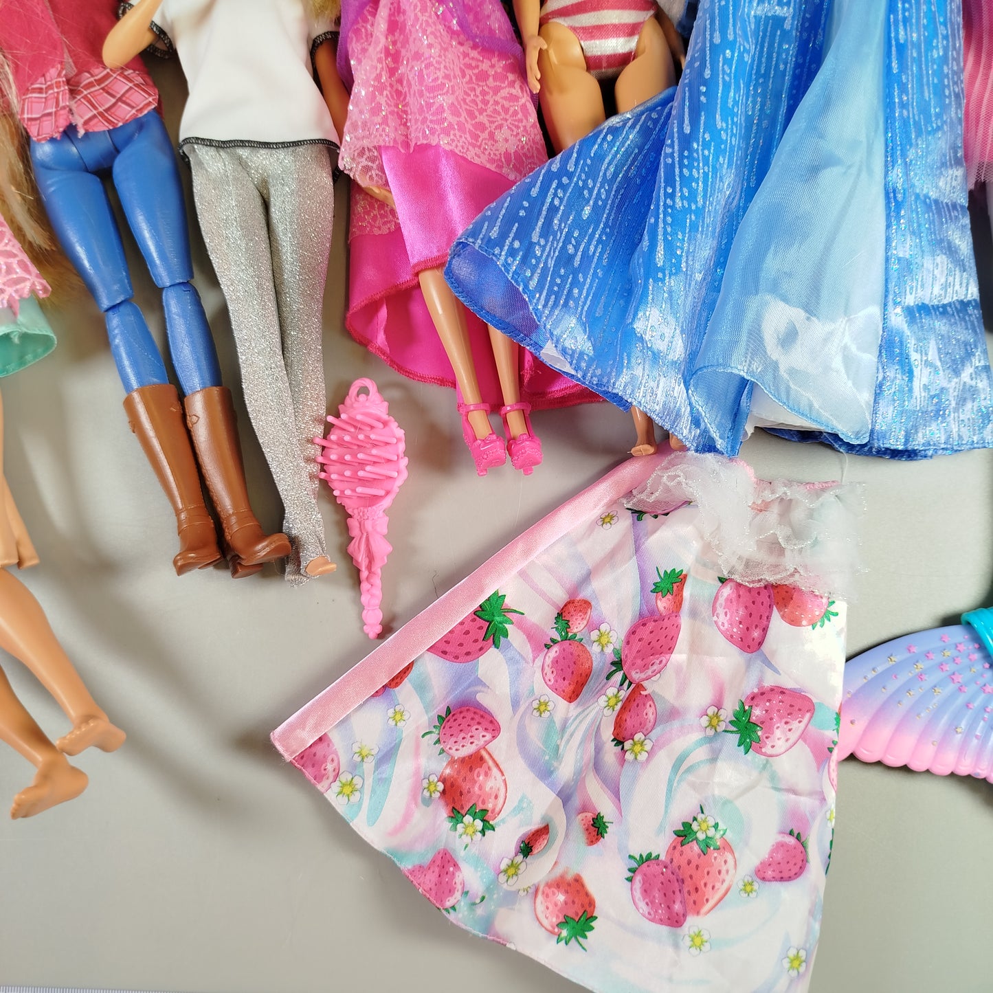 Mattel Modepuppen Set von 09- Verschiedene Outfits & Accessoires