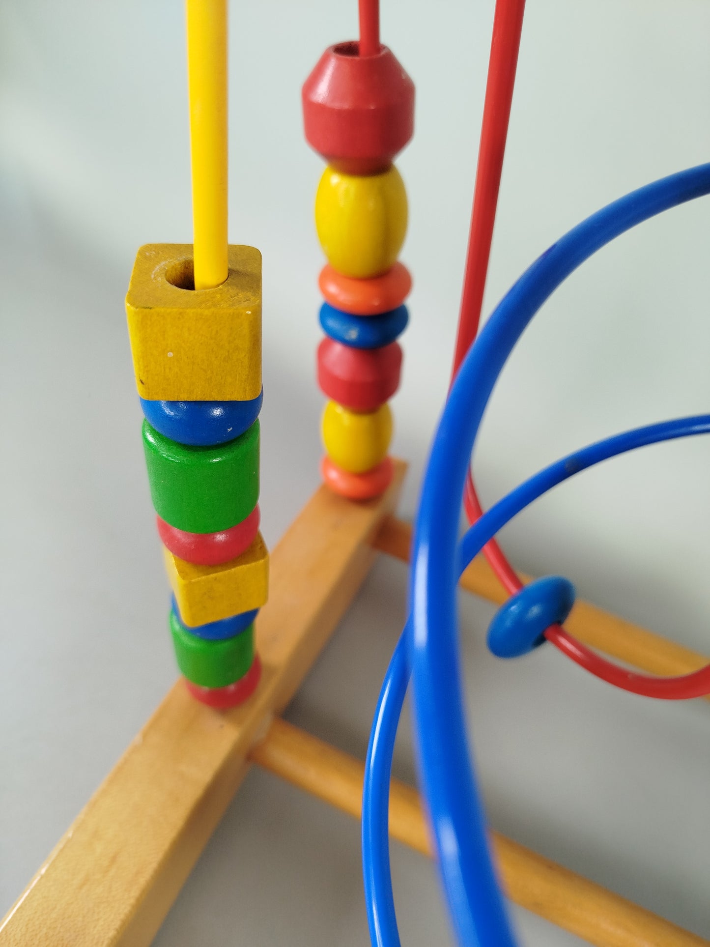 Motorikschleife Spielzeug – Motoriktrainer mit bunten Perlen, Set