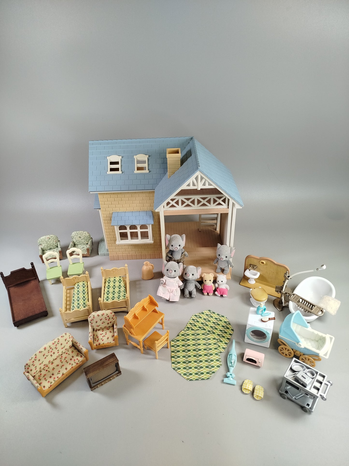 Sylvanian Families Riverside Lodge Haus mit Figuren, Möbeln, Zubehör