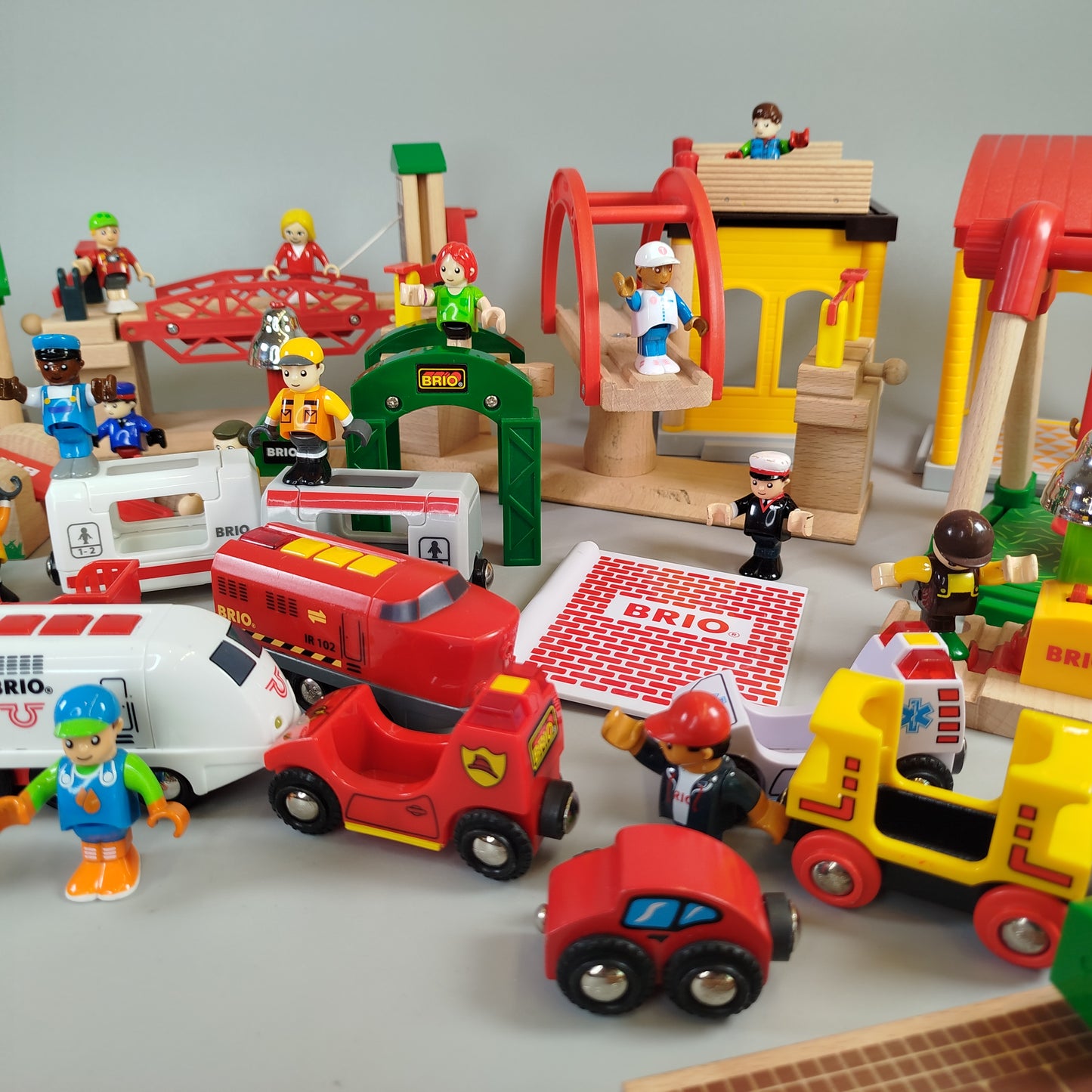 BRIO Holzspielzeug Konvolut- Züge, Häuser & Fahrzeuge
