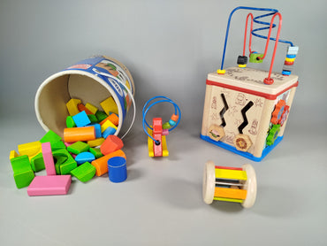 Motorikspiel-Bundle mit Holzbausteinen, Sortierwürfel & Greifspielzeug