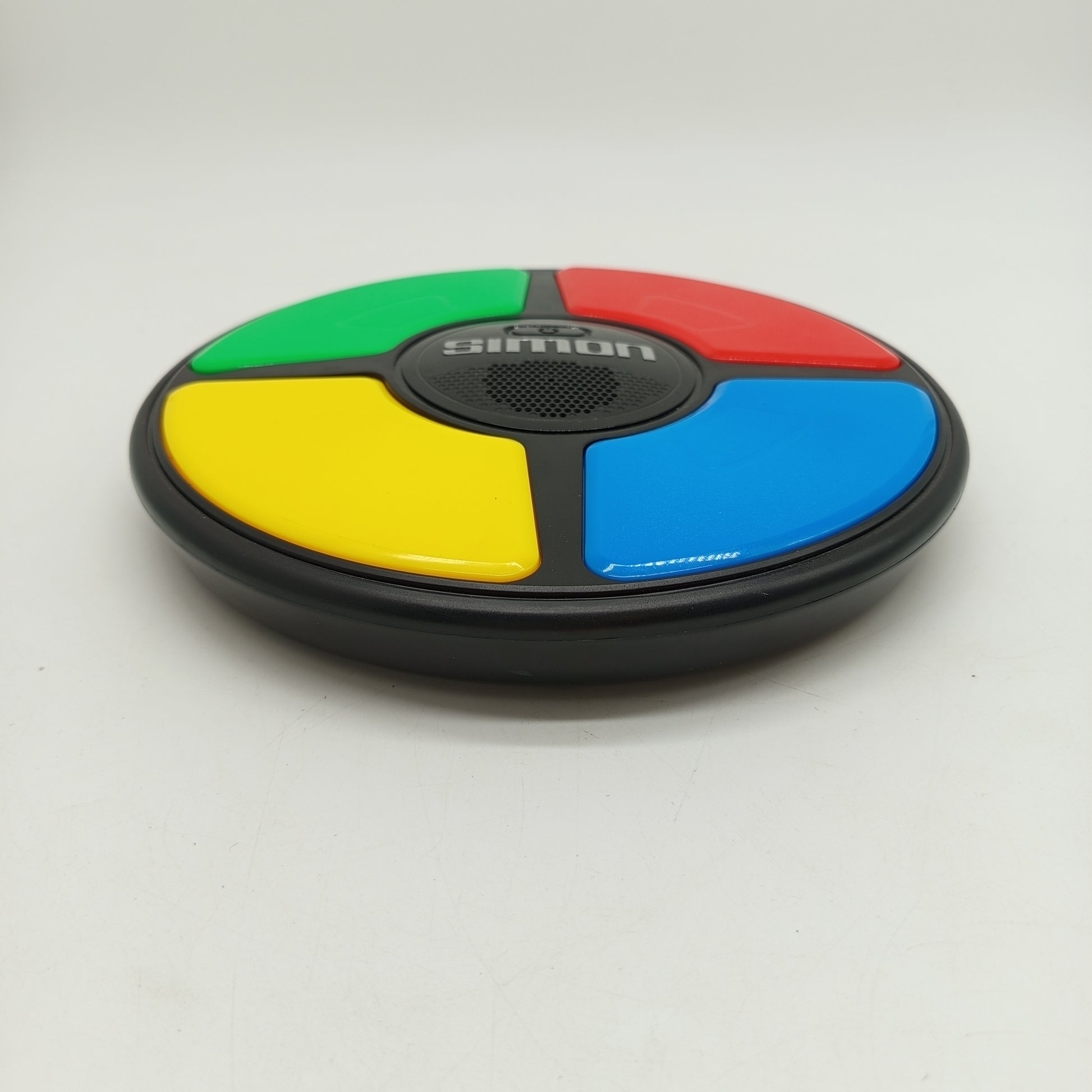 Hasbro Simon Elektronisches Gedächtnisspiel – Kult Brettspiel Klassiker