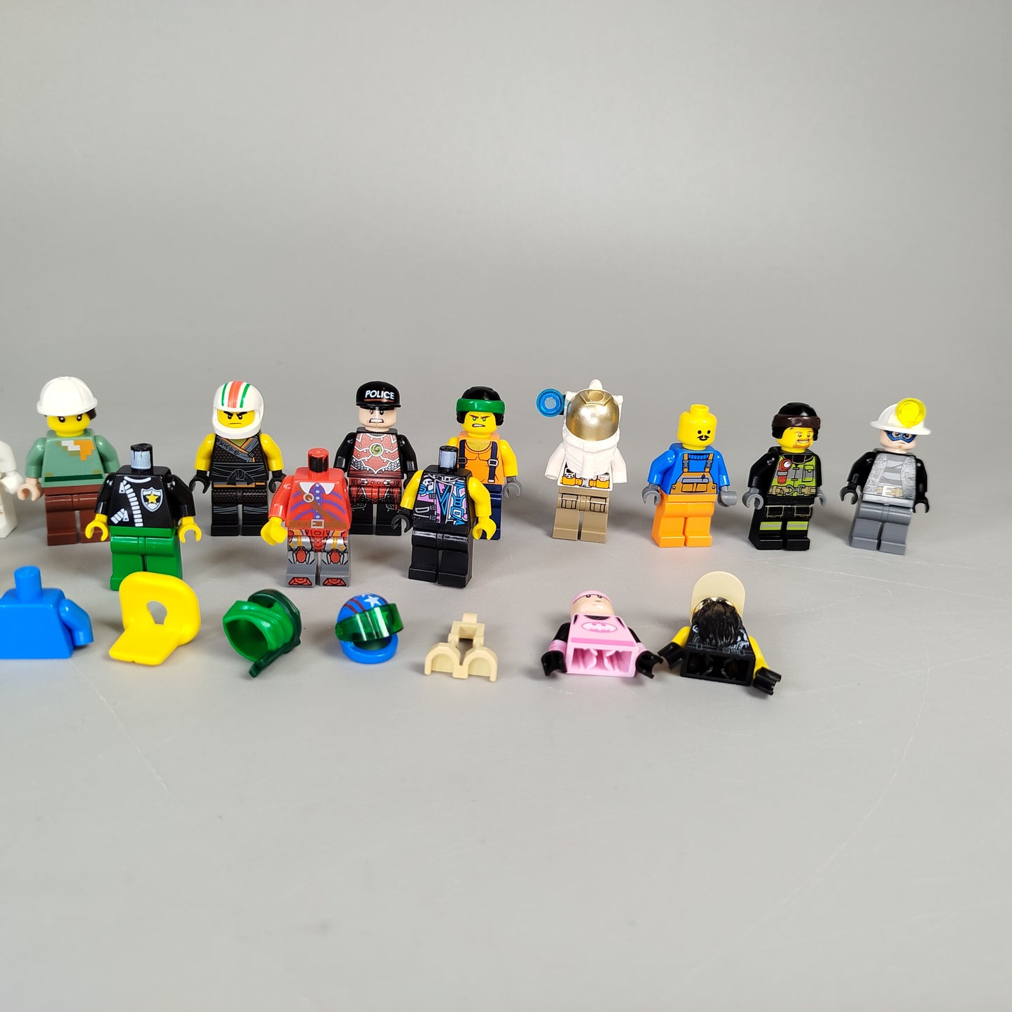 LEGO Minifiguren Set - 18 Stück mit Zubehör, gut