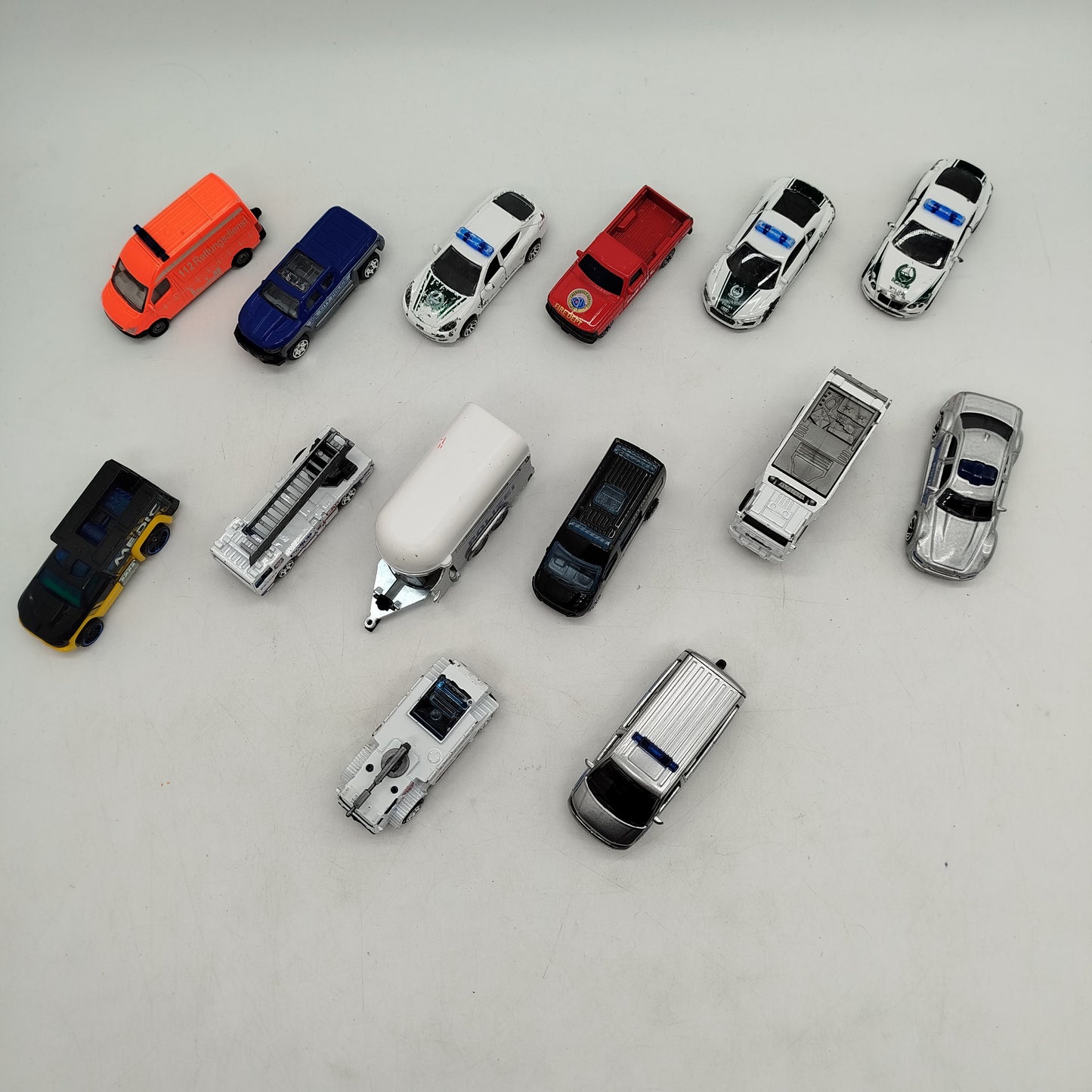 Hot Wheels Bundle Polizei Feuerwehr Rettung Set von 14 Einsatzfahrzeuge