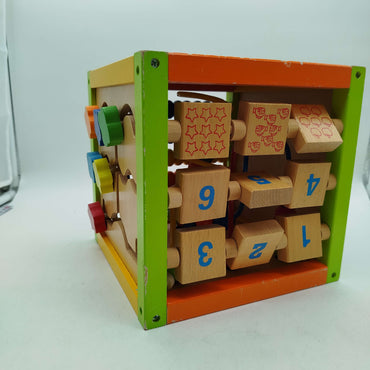 Motorikwürfel Holz mit Motorikschleife
