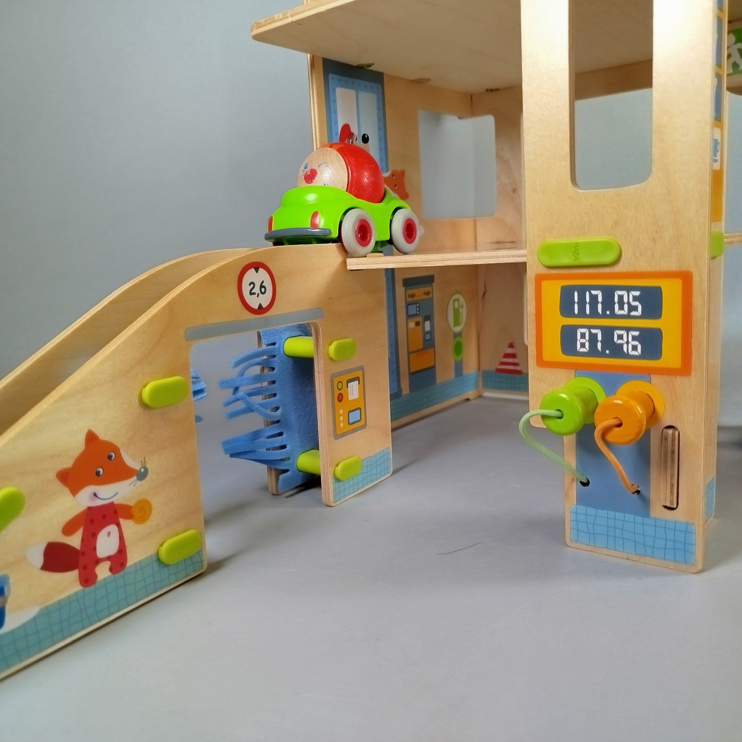 Haba Holzspielzeug Parkgarage Set, mit 2 Autos, wie neu
