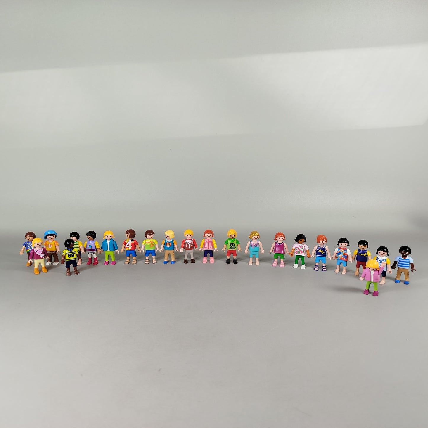 Playmobil Set von 22 Kinderfiguren – bunte Minifiguren für Rollenspiele