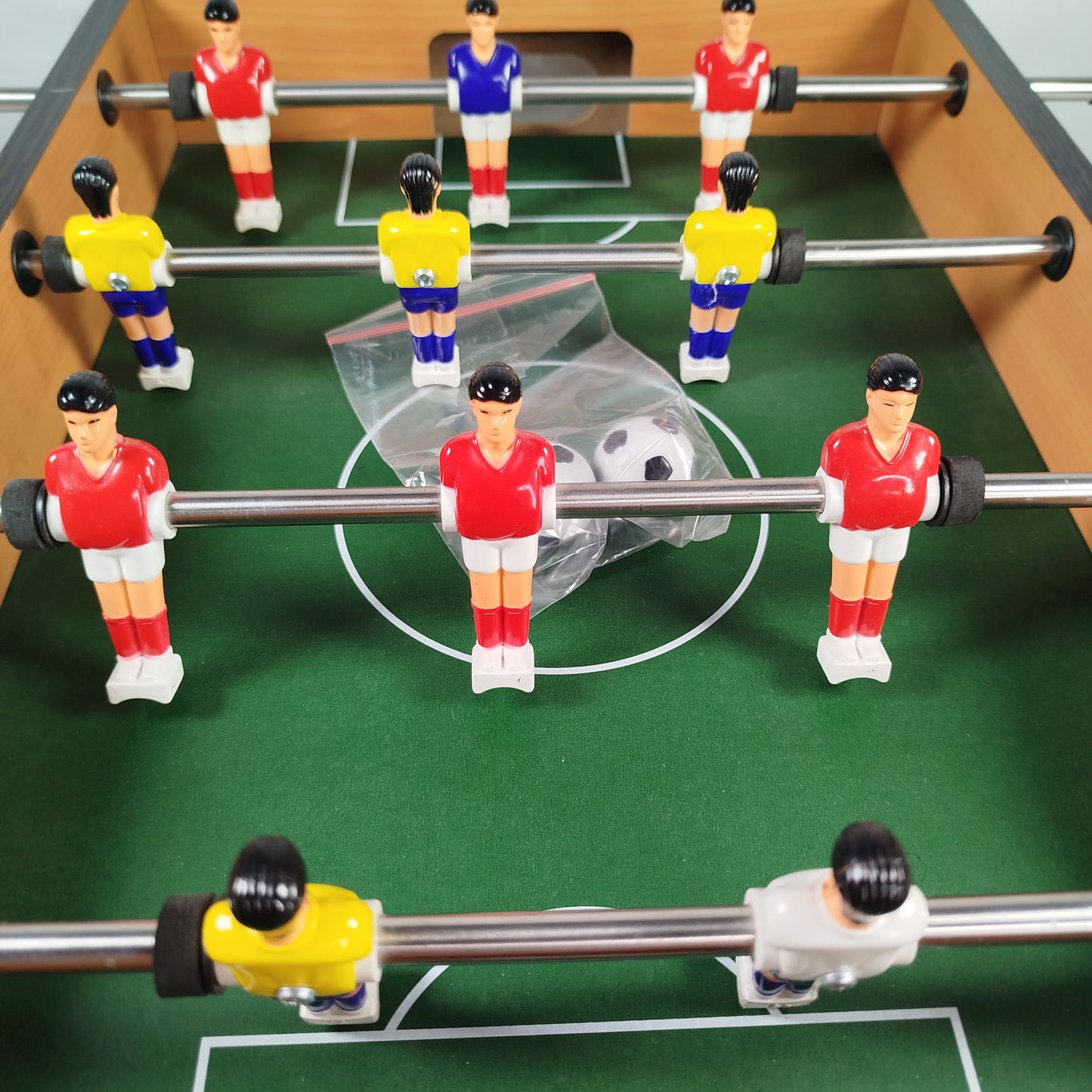 Tischkicker – Kompakter Tischfußball mit 2 Bällen